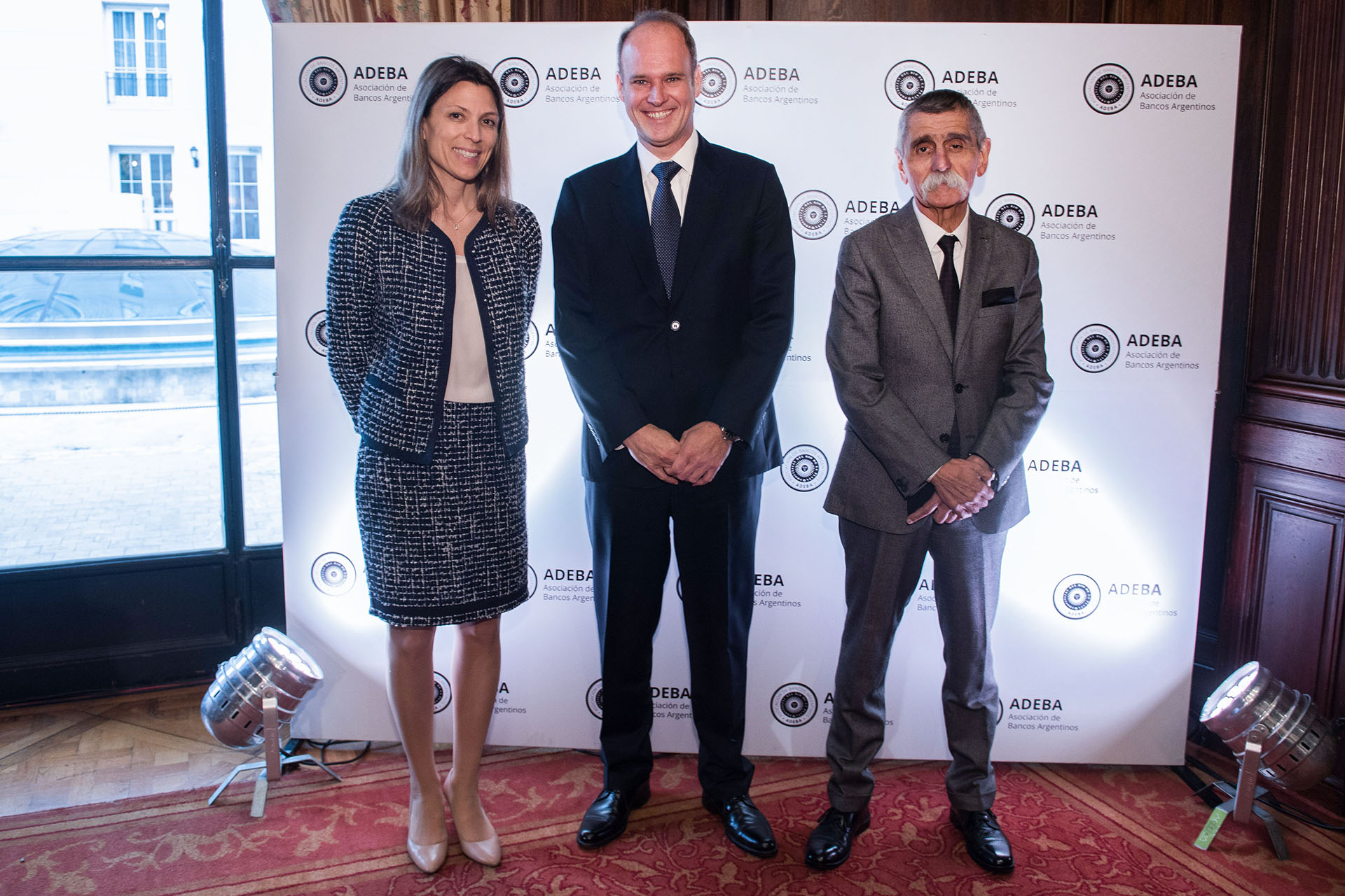 El presidente de ADEBA, Javier Bolzico, recibe a Isela Costantini, CEO de GST, y a Roberto Domínguez, presidente del BST