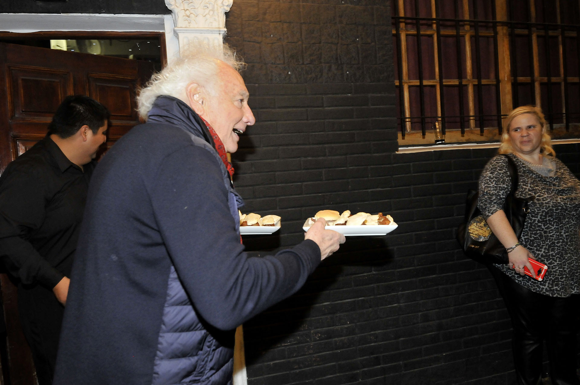 Guillermo Coppola llevando comida a los invitados