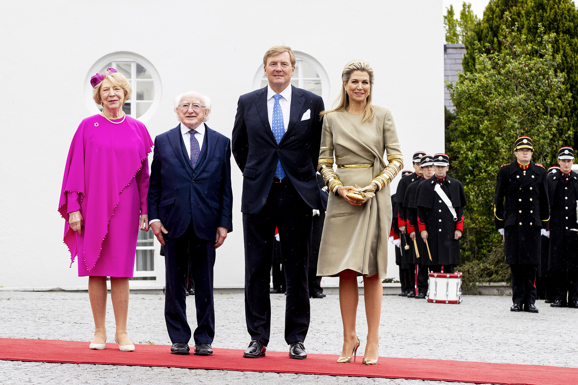 La esposa del rey Guillermo cautivó en Irlanda con un elegante y original diseño de Claes Iversen