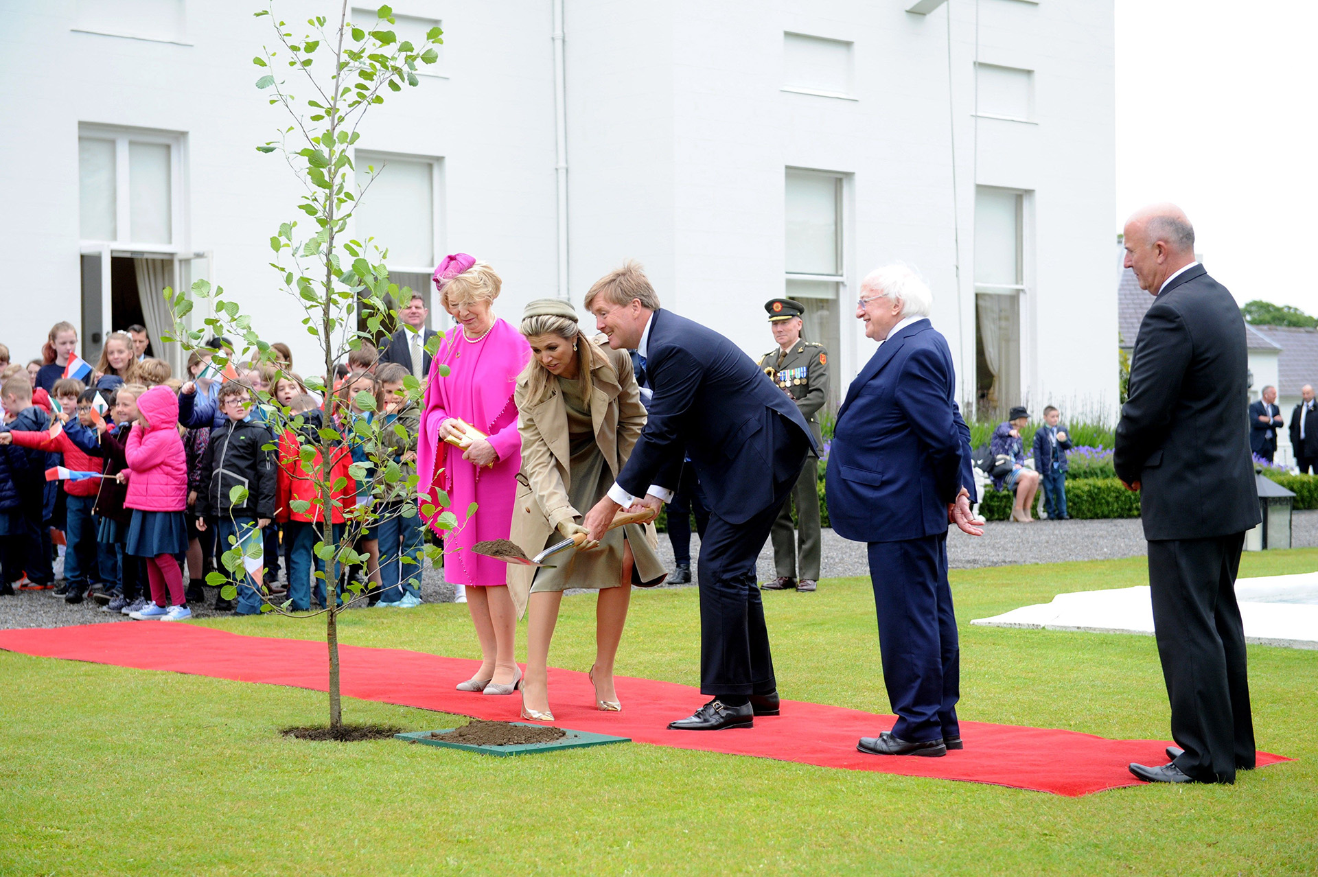 Máxima y Guillermo de Holanda plantaron un árbol en su visita oficial a Irlanda