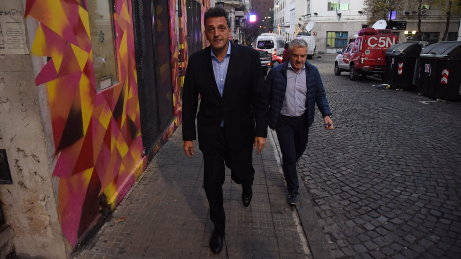 Massa llegando a las oficinas de Fernández, antes de anunciar su acuerdo electoral con el kirchnerismo. (Franco Fafasuli)