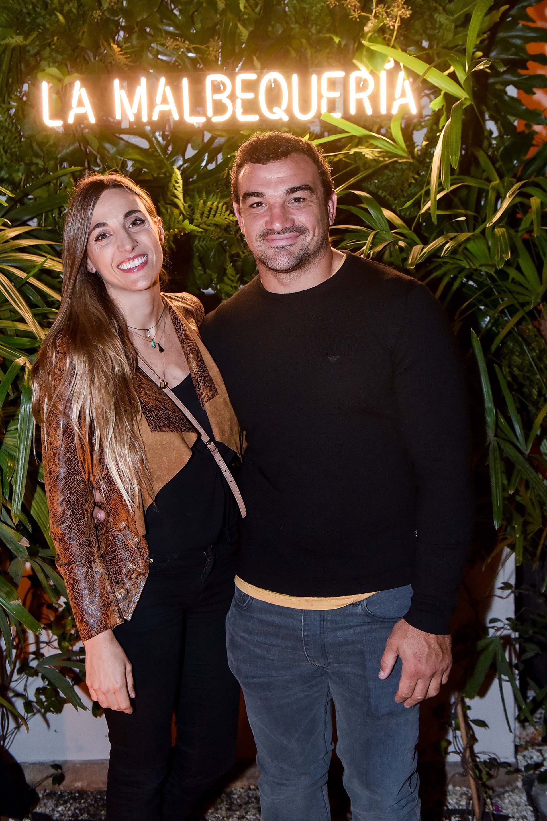 El ex capitán de los Pumas Agustín Creevy y su mujer.