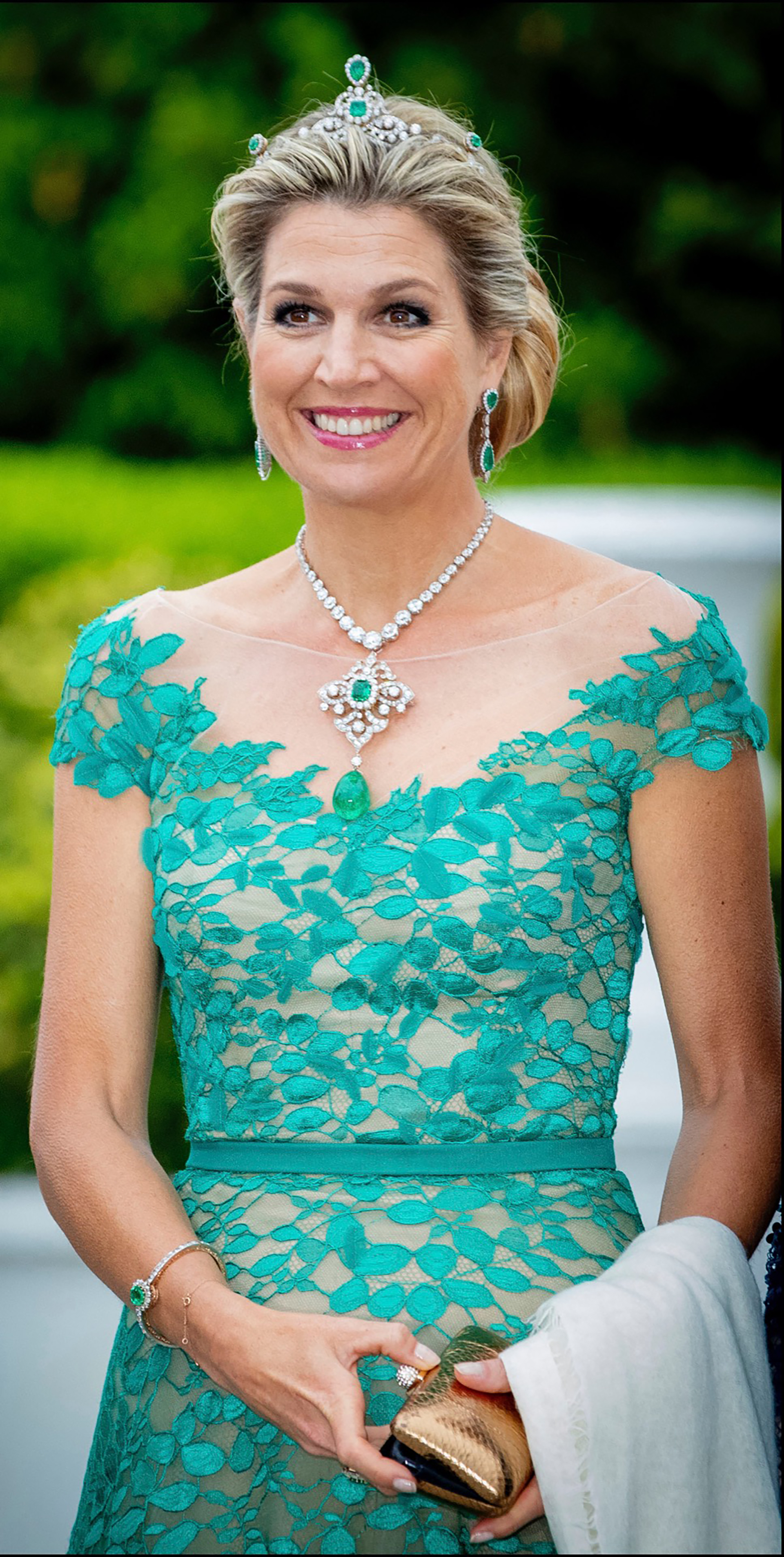 Combinó el look con joyas con esmeraldas y diamentes de la colección real.