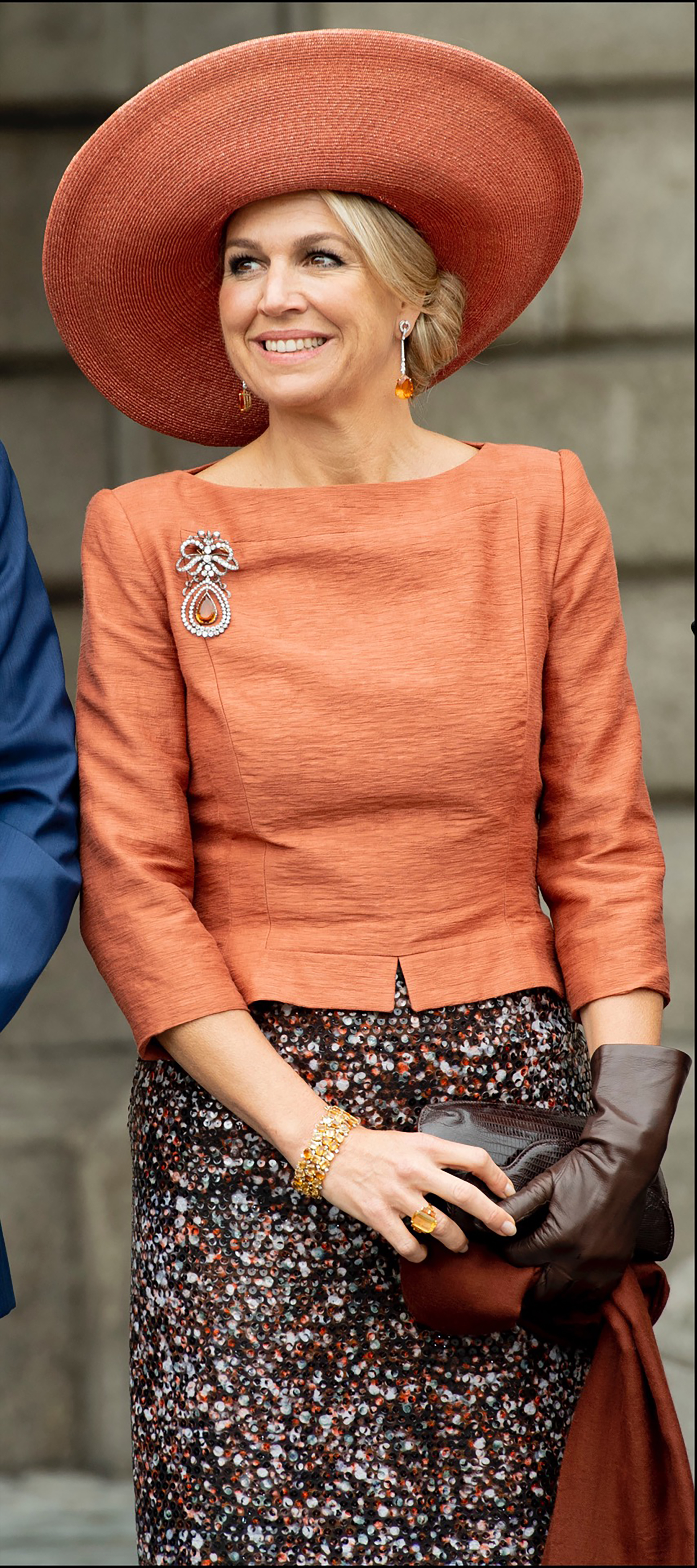 Máxima usó solo un guante. No quiso ocultar la pulsera y el anillo con piedras que llevaba en la otra mano.
