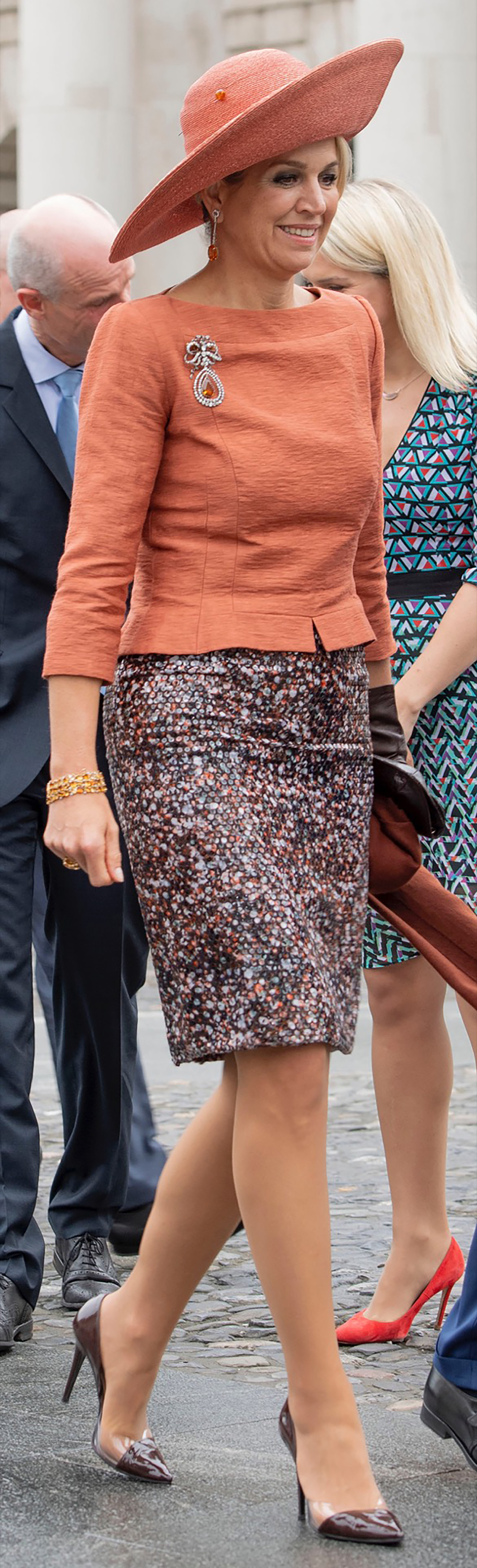 Al día siguiente volvió a brillar con esta falda midi de lentejuelas. Muy trendy.