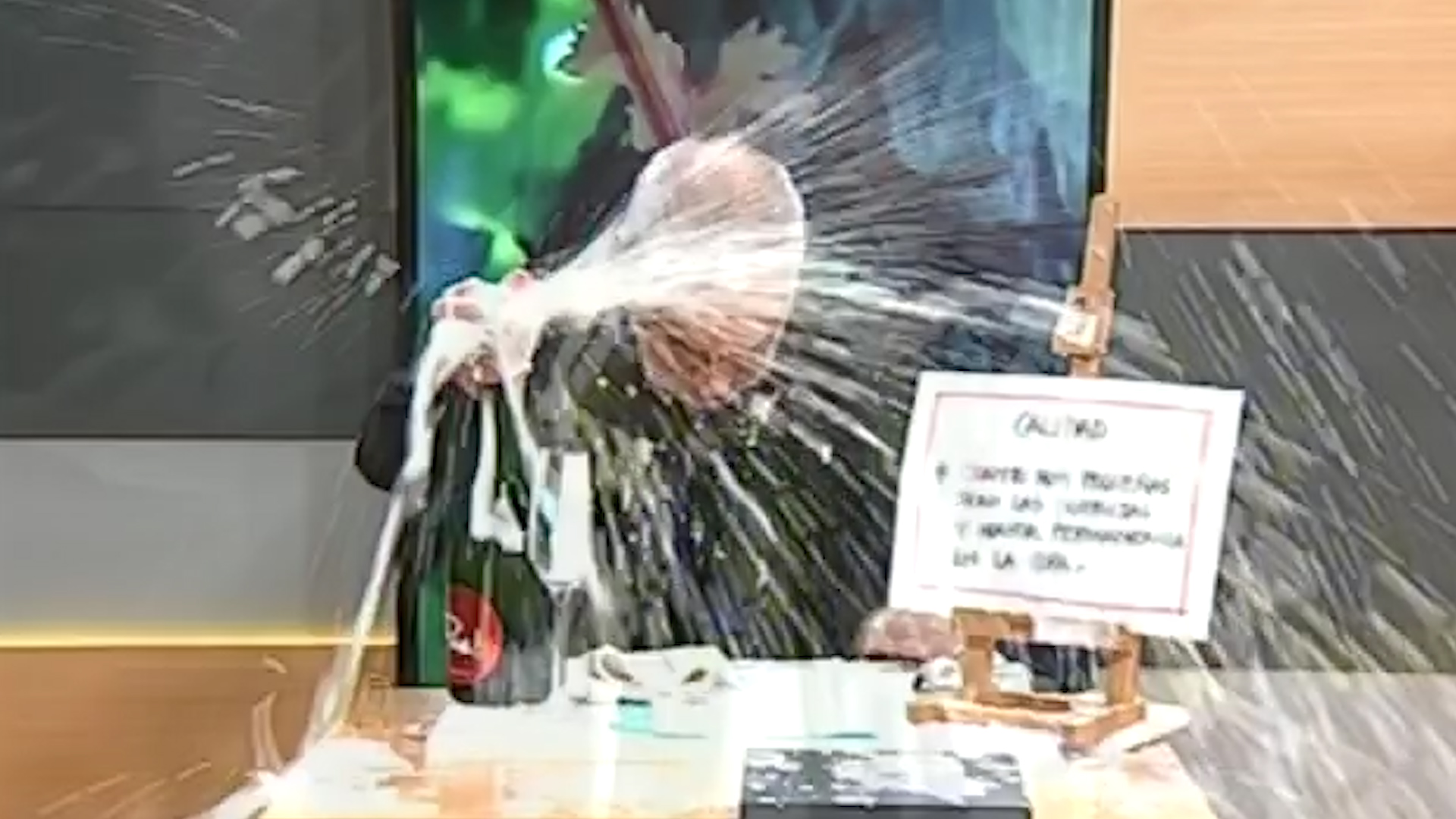 Resultado de imagen para Puede fallar: un sommelier quiso abrir un vino espumante en un programa de televisión y el resultado fue inesperado