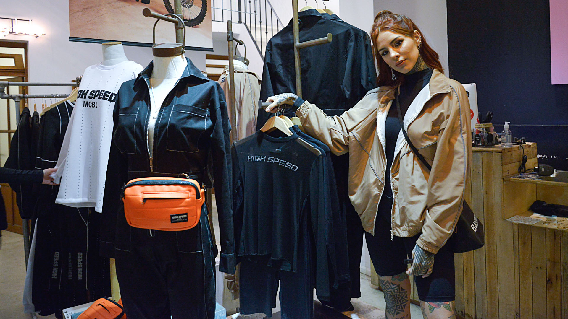 Lelé junto a su nueva colección cápsula. Los diseños están inspirados en los autos y en el motocross