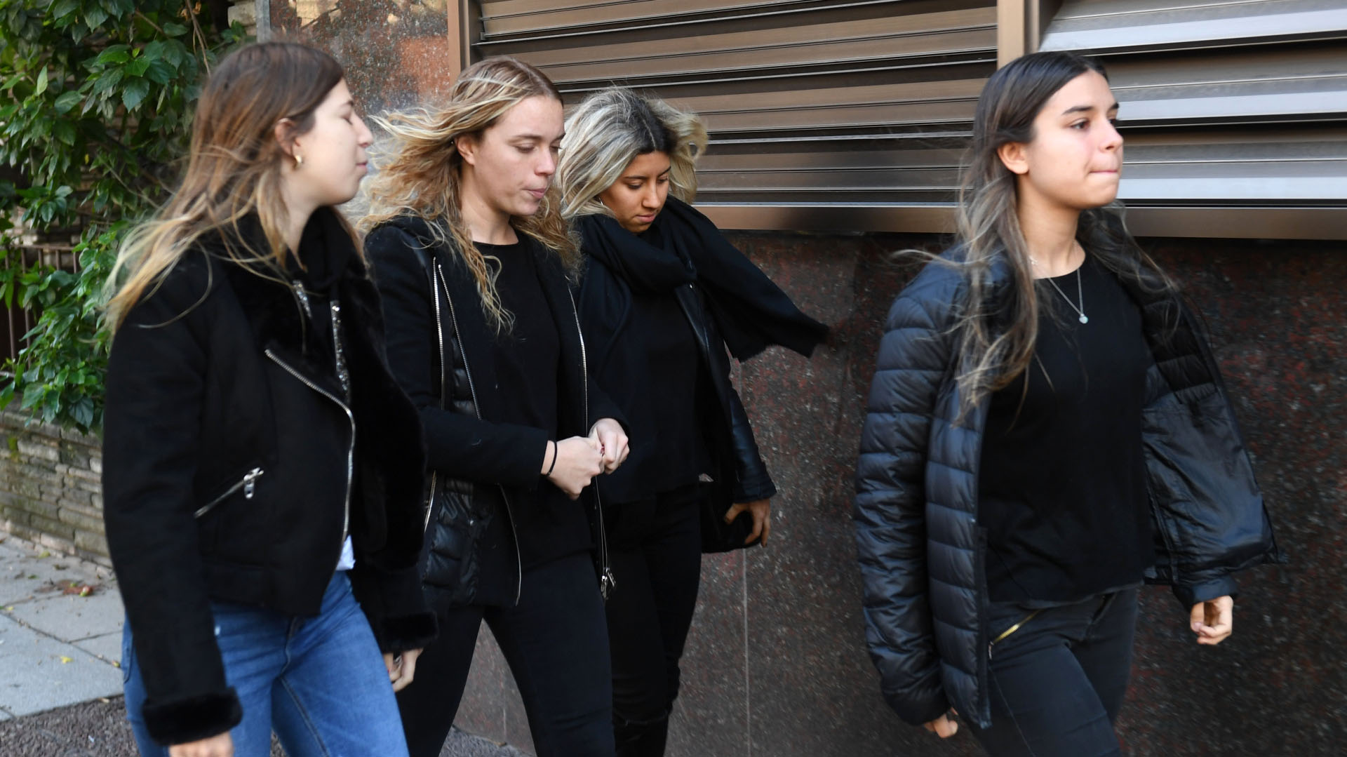 Flanqueada por dos amigas, una de las sobrinas de Gendler