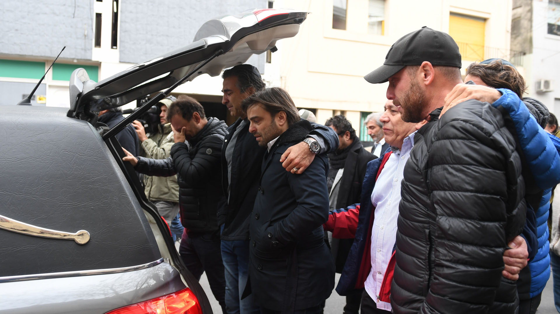 Los amigos de siempre del periodista, y todo su dolor