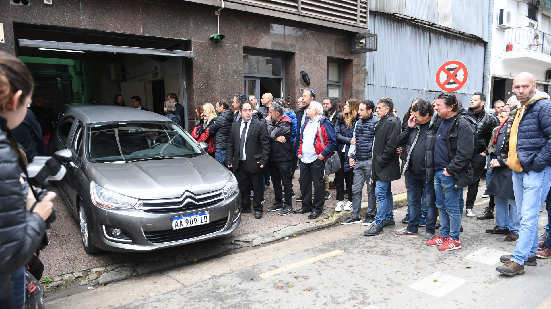 Pasadas las 10 de este viernes, el cortejo fúnebre dejó la sala velatoria. Los restos de Sergio Gendler tuvieron sagrada sepultura en el Cementerio Israelita de La Tablada (Fotos: Maximiliano Luna y Gustavo Gavotti)