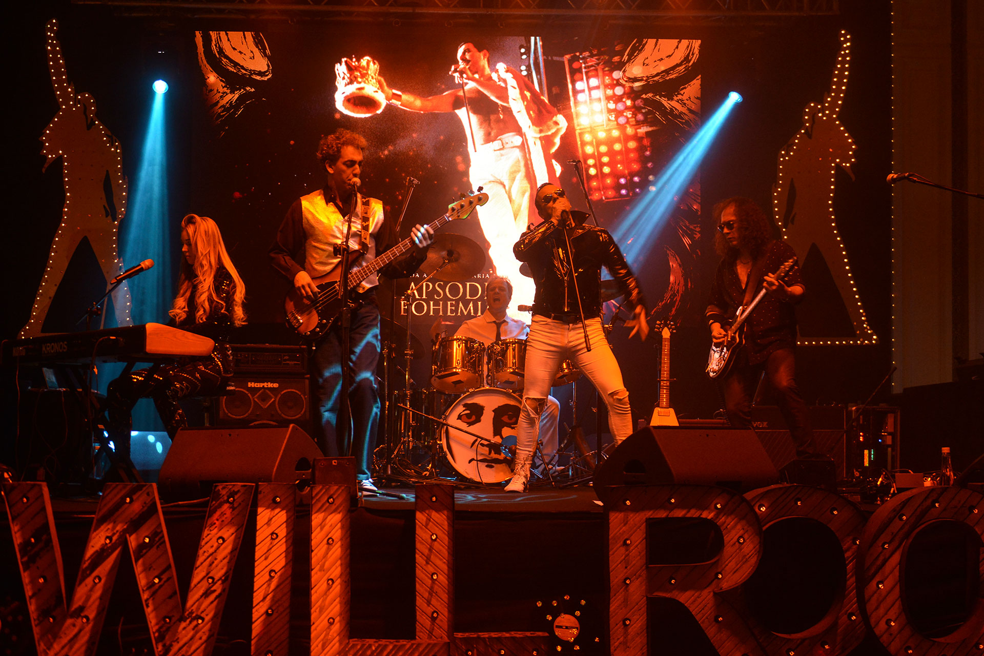 Esta vez, la cena se llamó “Rapsodia Bohemia”, inspirada en Queen y su figura emblemática, Freddy Mercury. Al son de “We are the champions” más de cuatrocientos invitados, pertenecientes a distintos ámbitos empresariales, políticos, culturales y sociales, ingresaron al salón Monserrat del InterContinental Buenos Aires, engalanado con la música y la estética de la emblemática banda de rock.