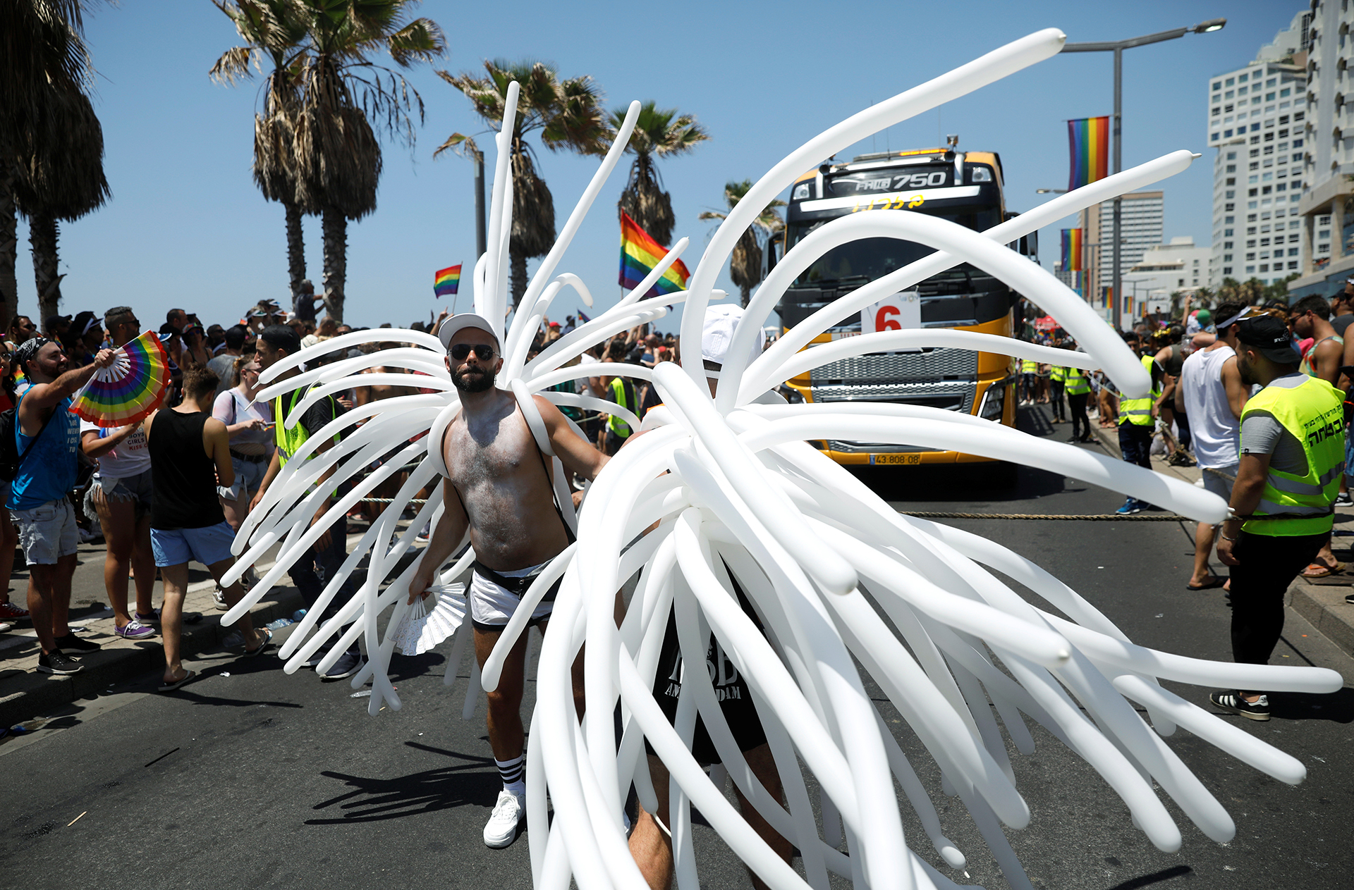 Muchos participantes celebraron la diversidad en ropa interior, traje de baño o disfraces en la vigésimo primera edición del festival gay en Tel Aviv.