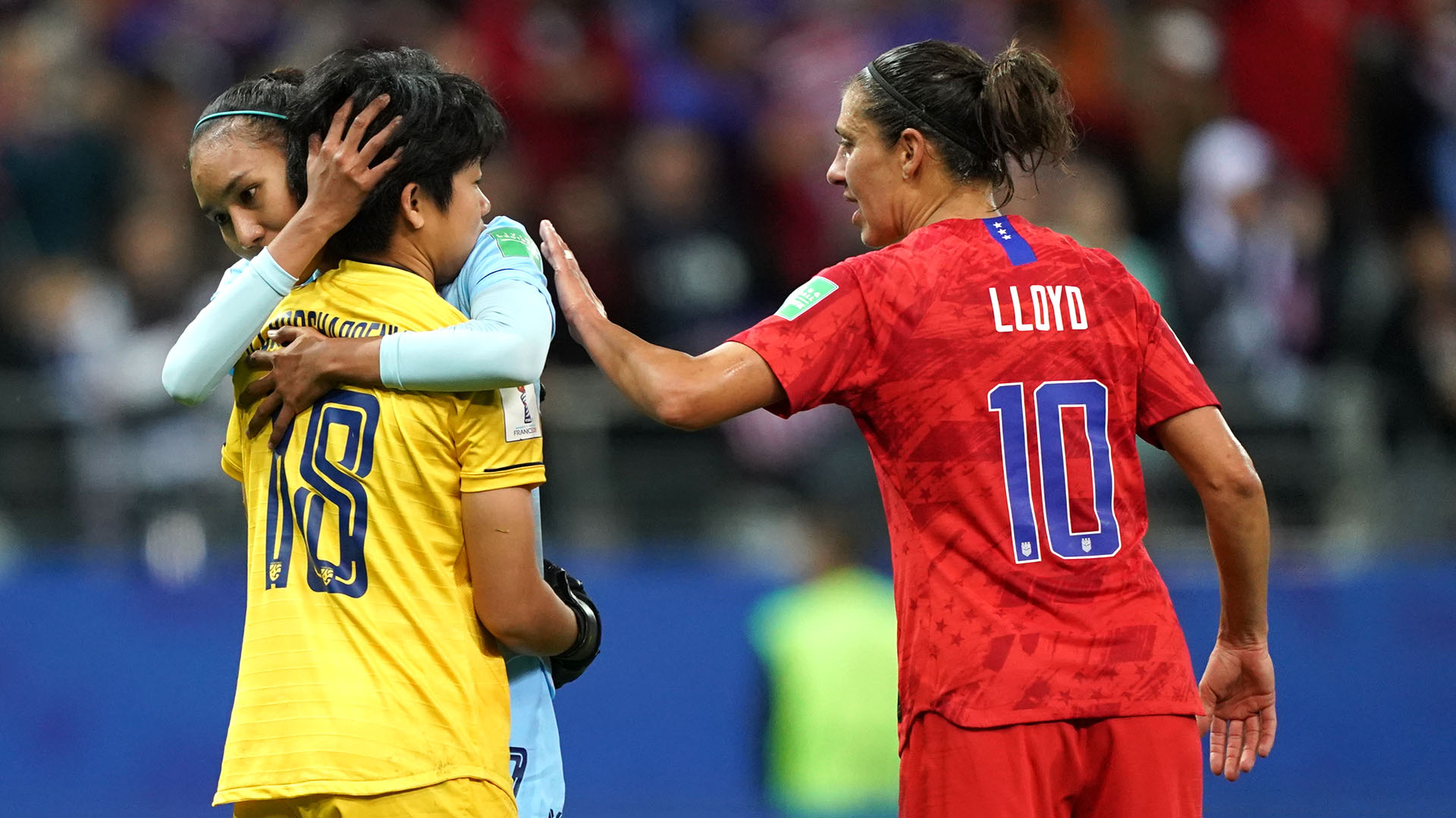 La delantera Carli Lloyd (derecha) y la guaardameta tailandesa Sukanya Chor Charoenying (izquierda) depués del partido entre Estados Unidos y Tailandia correspondiente al grupo F de la Copa Mundial Femenil Francia 2019. (Foto: Lionel BONAVENTURE / AFP)