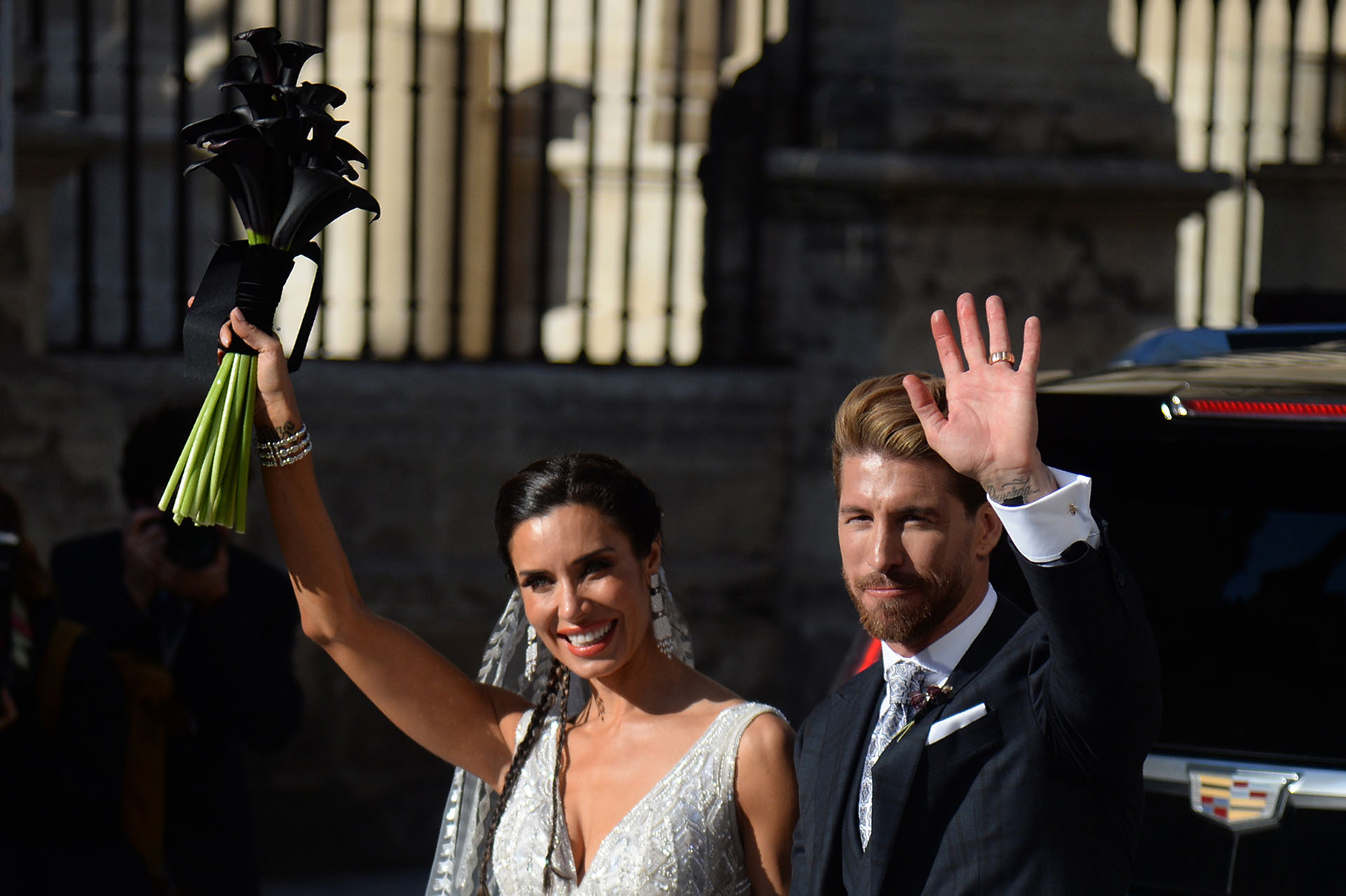 La pareja recién casada en la puerta de la Catedral de Sevilla