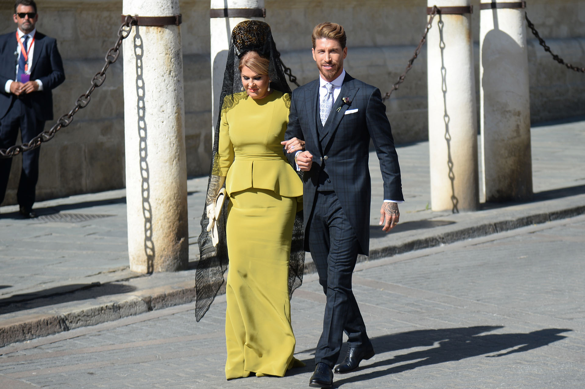Sergio Ramos al llegar a la Catedral de Sevilla en compañía de su madre Paqui Gracia