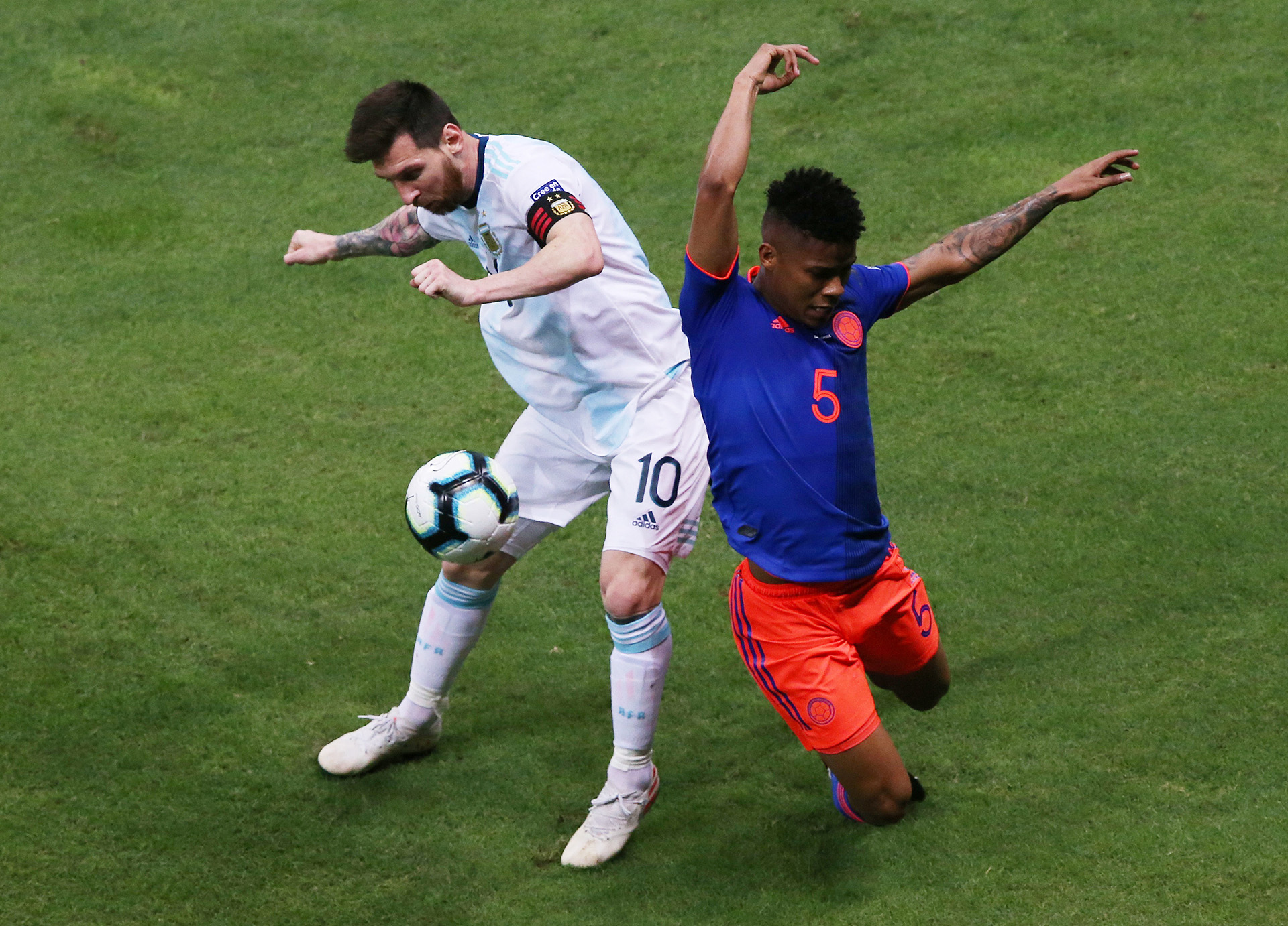 Wilmar Barrios, la sombra de Messi en el partido inaugural de la Copa América (REUTERS/Rodolfo Buhrer)
