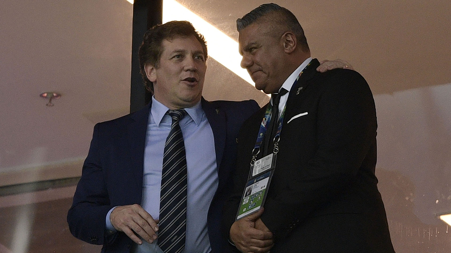 El presidente de Conmebol, Alejandro Domínguez, junto al titular de la AFA, Claudio Tapia (Juan MABROMATA / AFP)