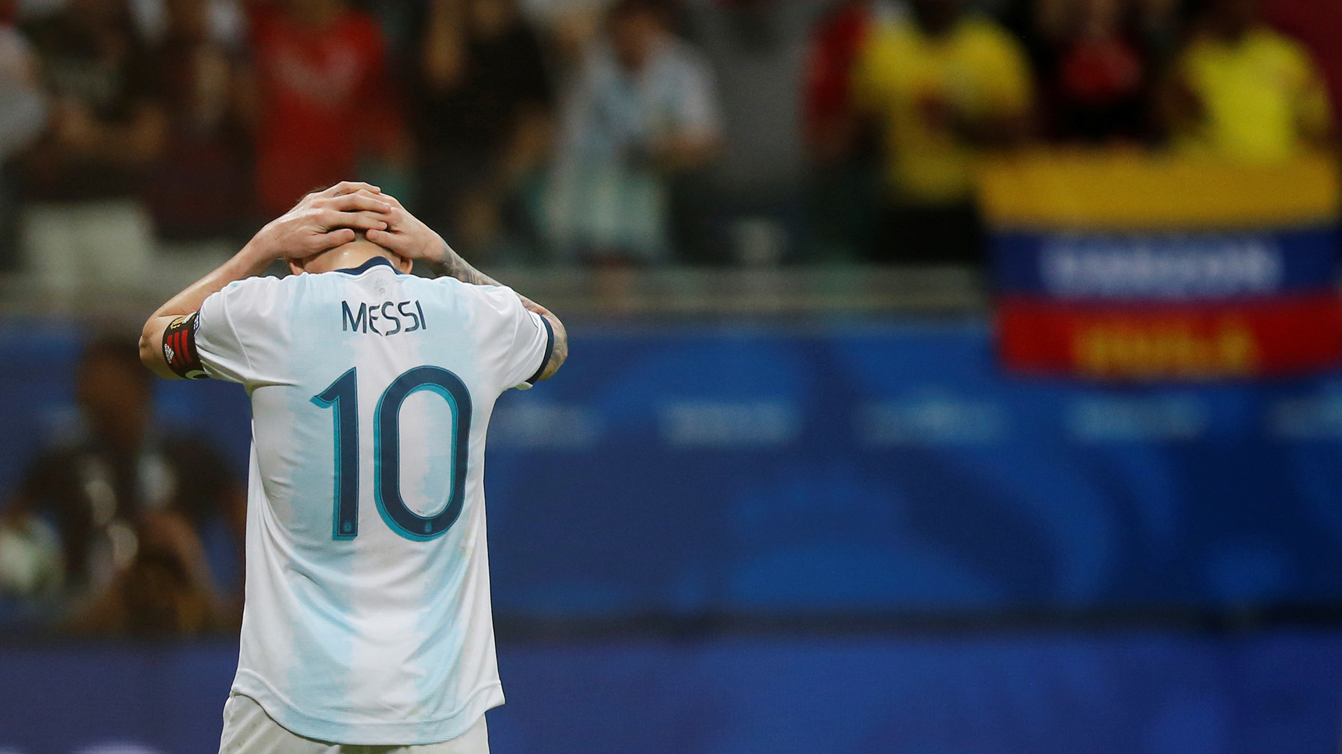Messi se agarra la cabeza después de otra derrota con la selección argentina (REUTERS/Luisa Gonzalez)