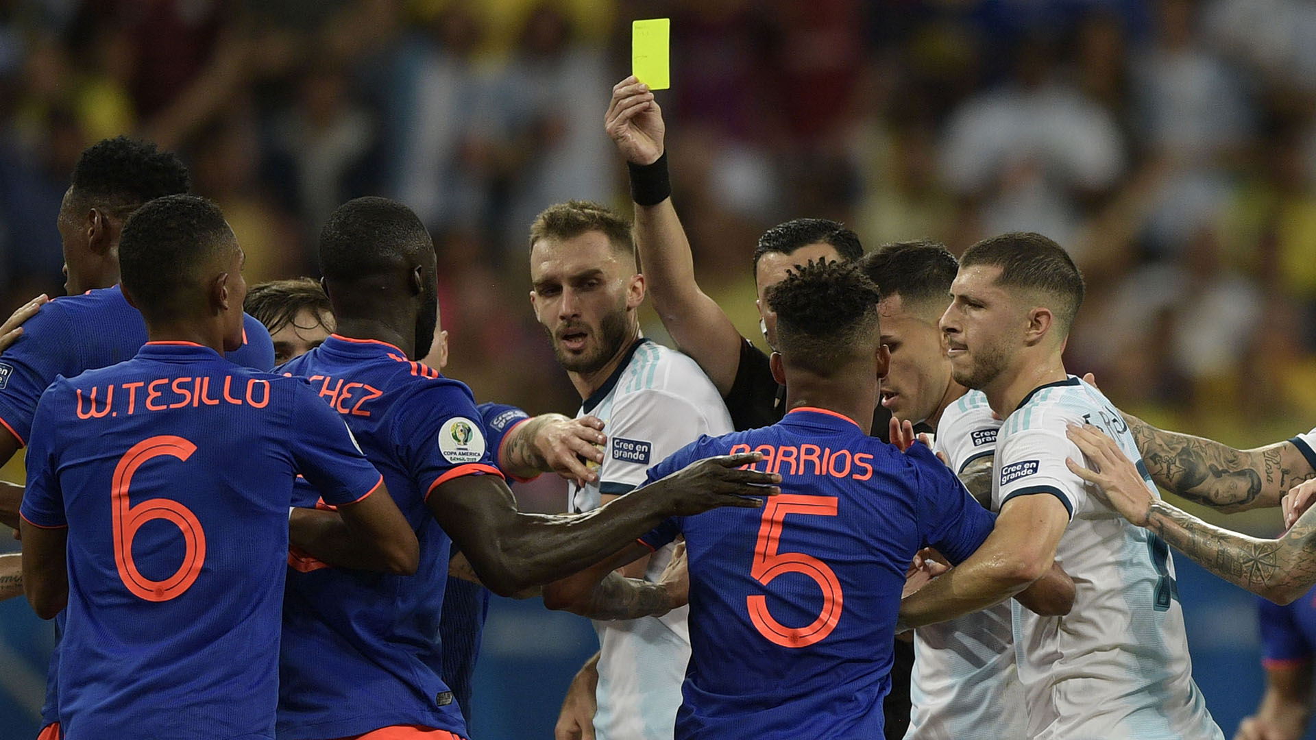 Roberto Tobar amonestó a Cuadrado por la dura falta contra Messi, que generó un cruce entre los jugadores de ambos planteles (Juan MABROMATA / AFP)