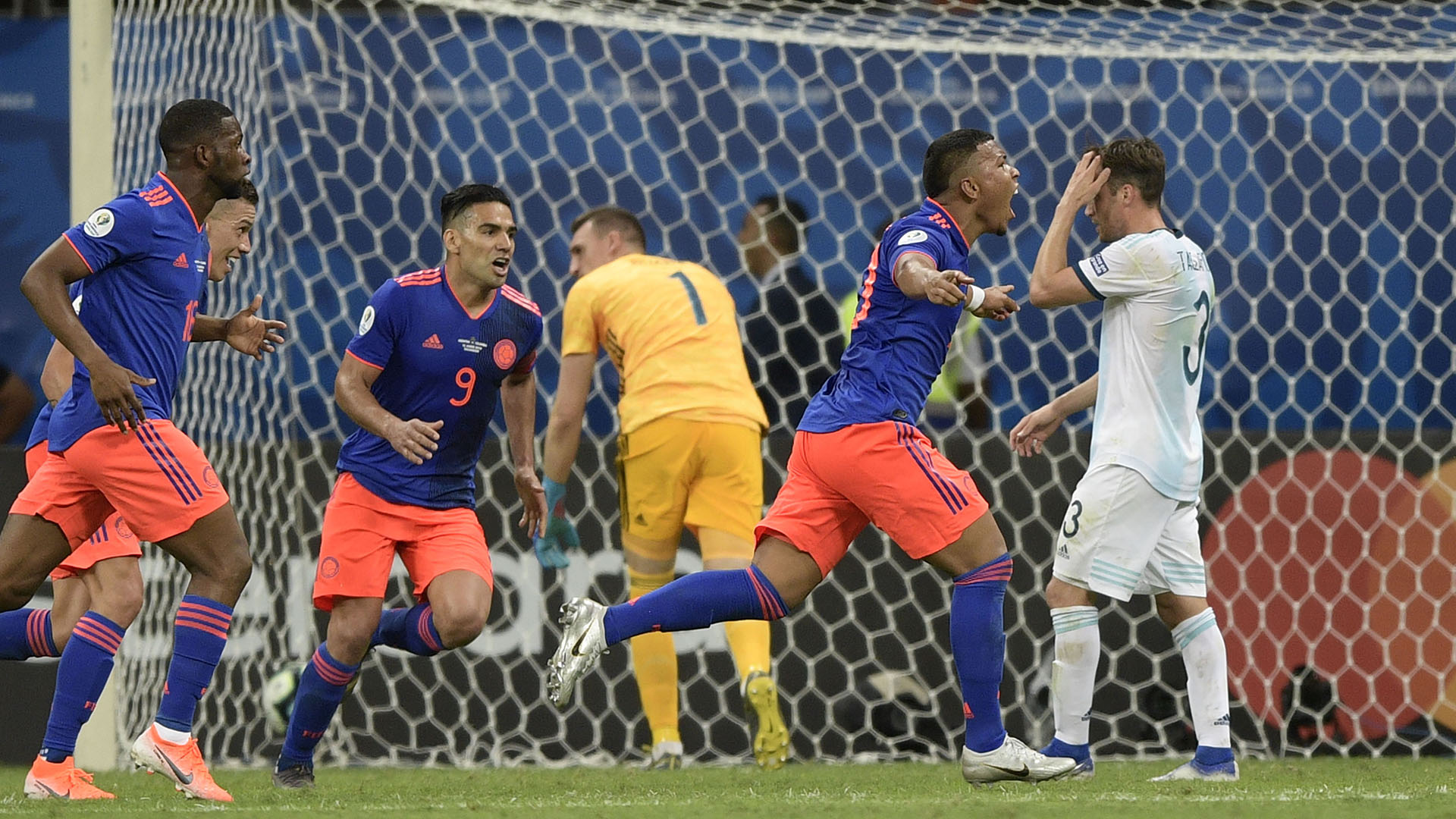 Roger Martínez completó la obra de arte que comenzó con un fantástico cambio de frente de James Rodríguez y puso el 1-0 parcial para los colombianos (Juan MABROMATA / AFP)