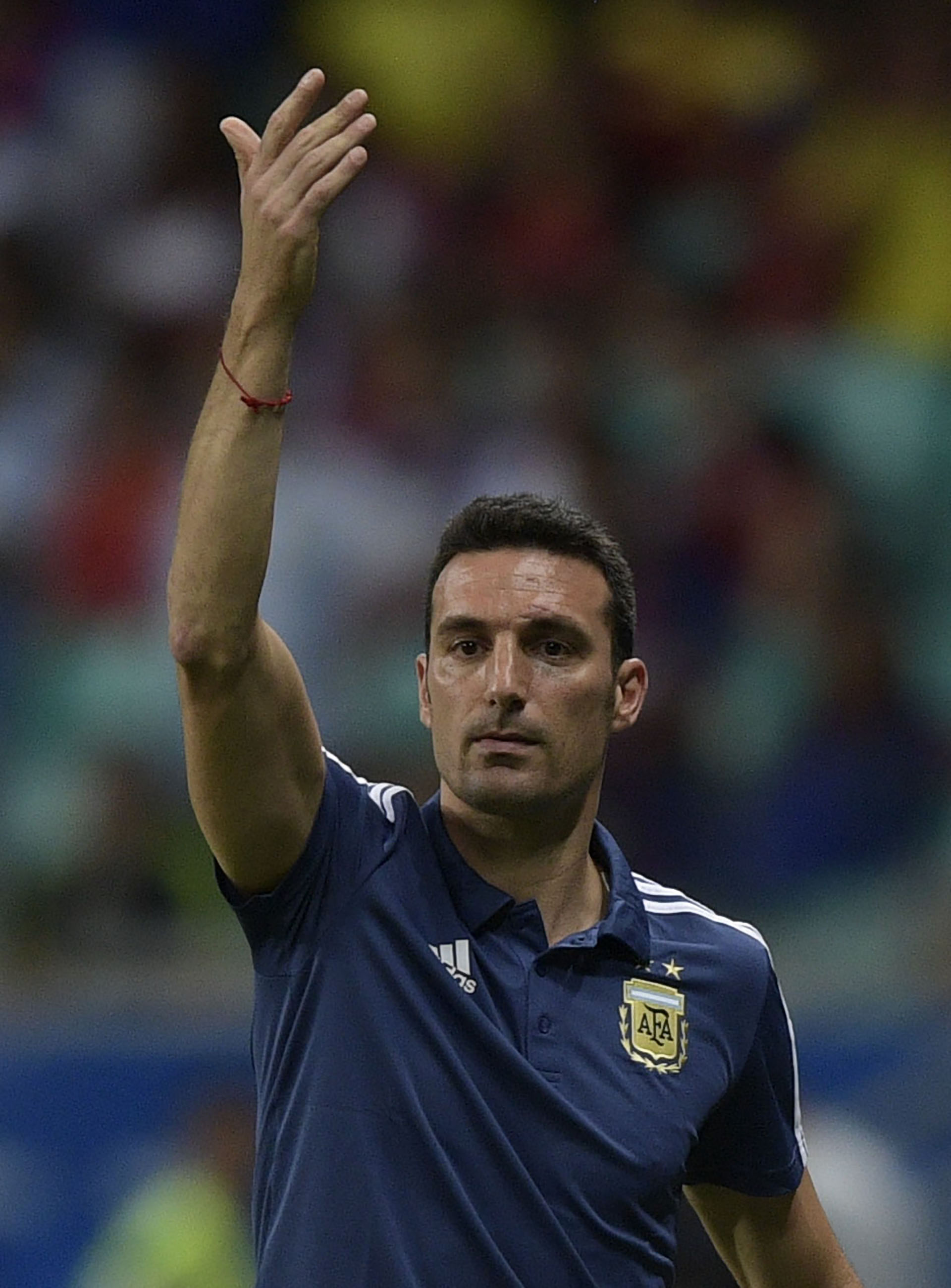 Lionel Scaloni dando indicaciones durante el debut frente a Colombia (Juan MABROMATA / AFP)