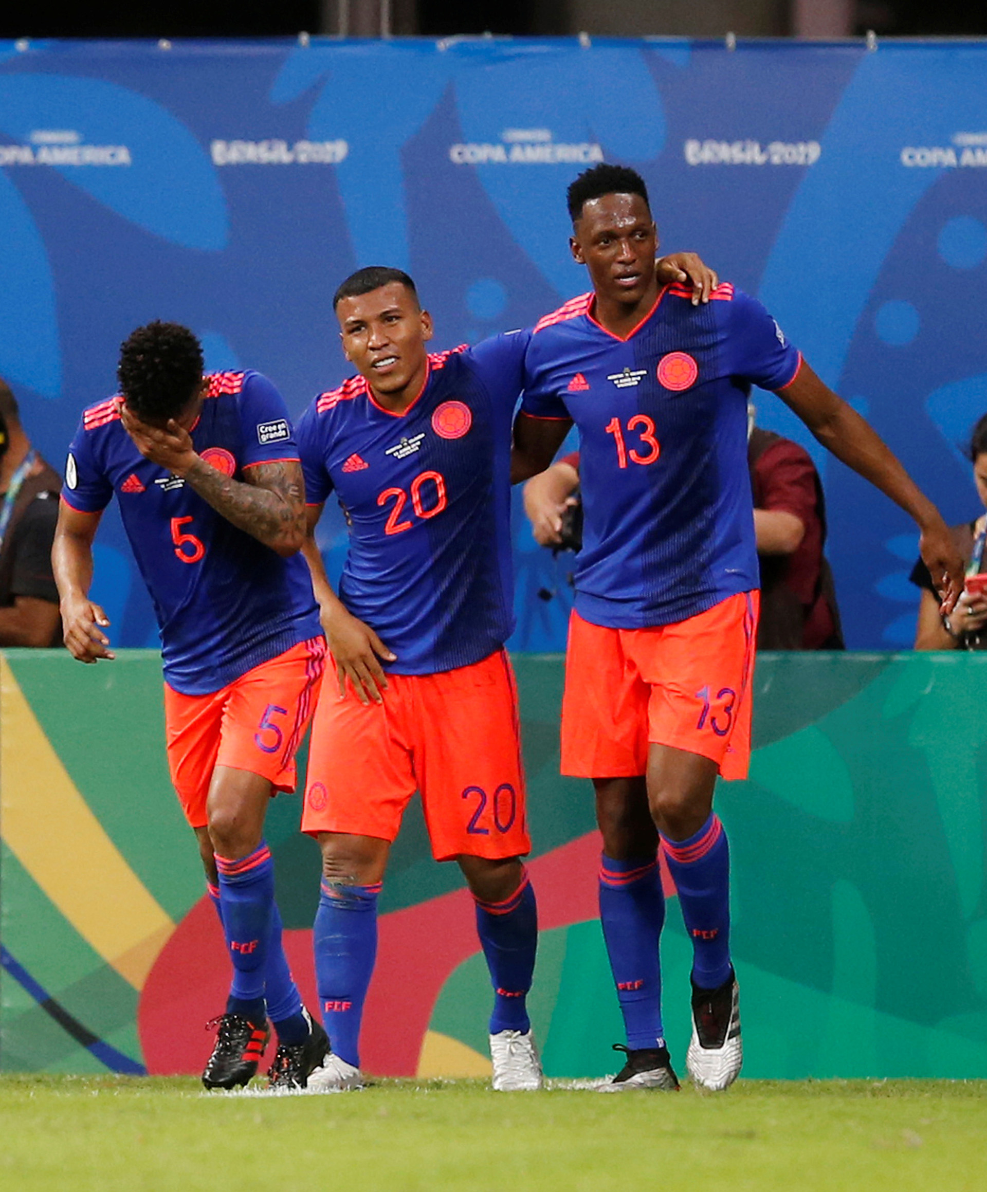 Roger Martinez, Yerry Mina y Wilmar Barrios festejan el primer gol de Colombia (REUTERS/Luisa Gonzalez)