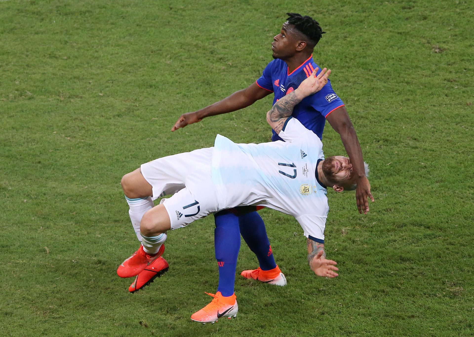 Nicolas Otamendi y Duvan Zapata durante el encuentro disputado en Salvador de Bahía (REUTERS/Rodolfo Buhr)