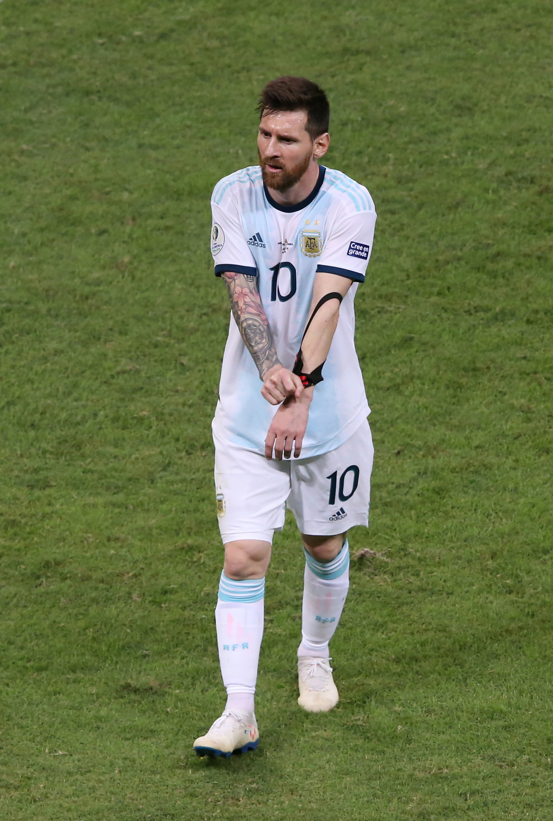 La imagen de Messi al terminar el partido ante Colombia (REUTERS/Rodolfo Buhrer)