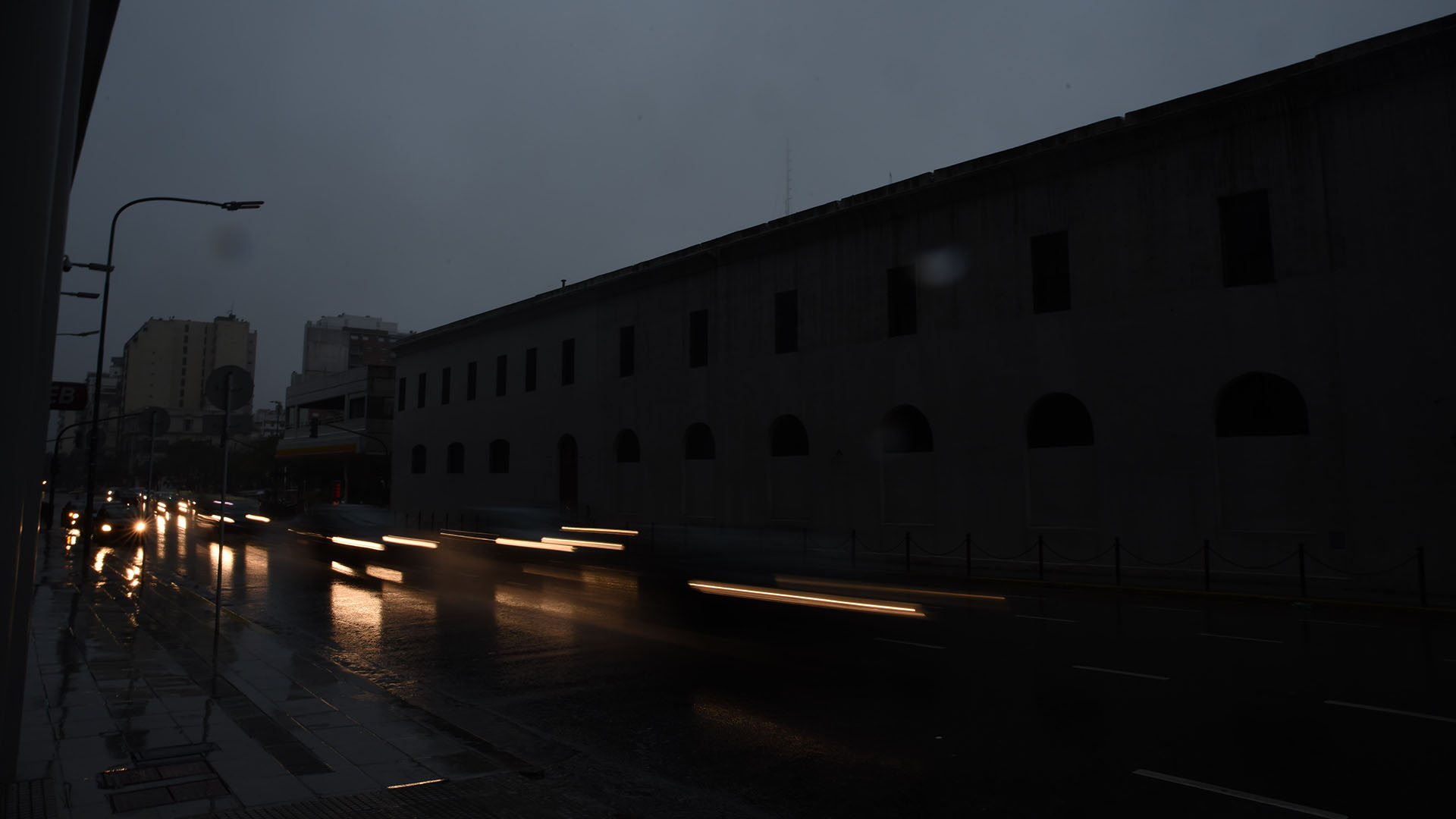 Las calles y autopistas quedaron sin iluminación pública por varias horas