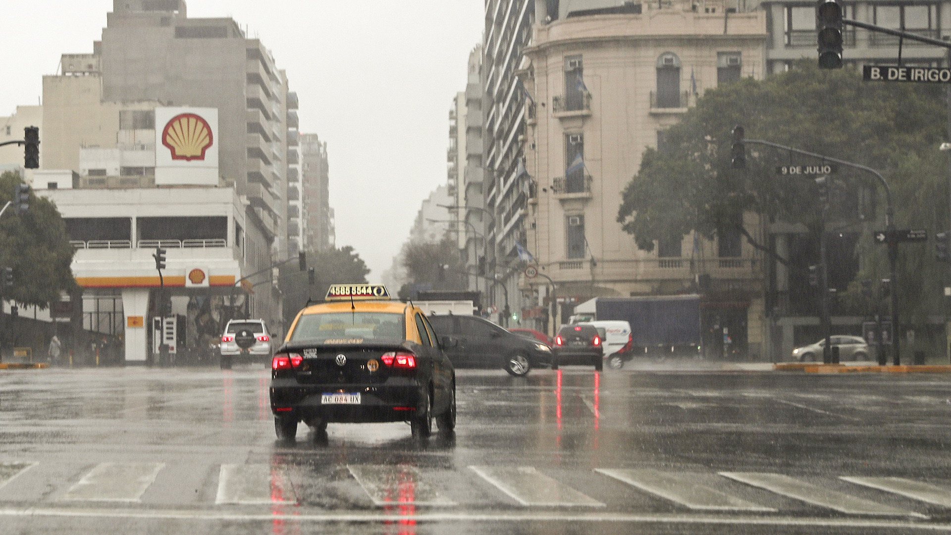 La avenida 9 de Julio, sin luz (ALEJANDRO PAGNI / AFP)