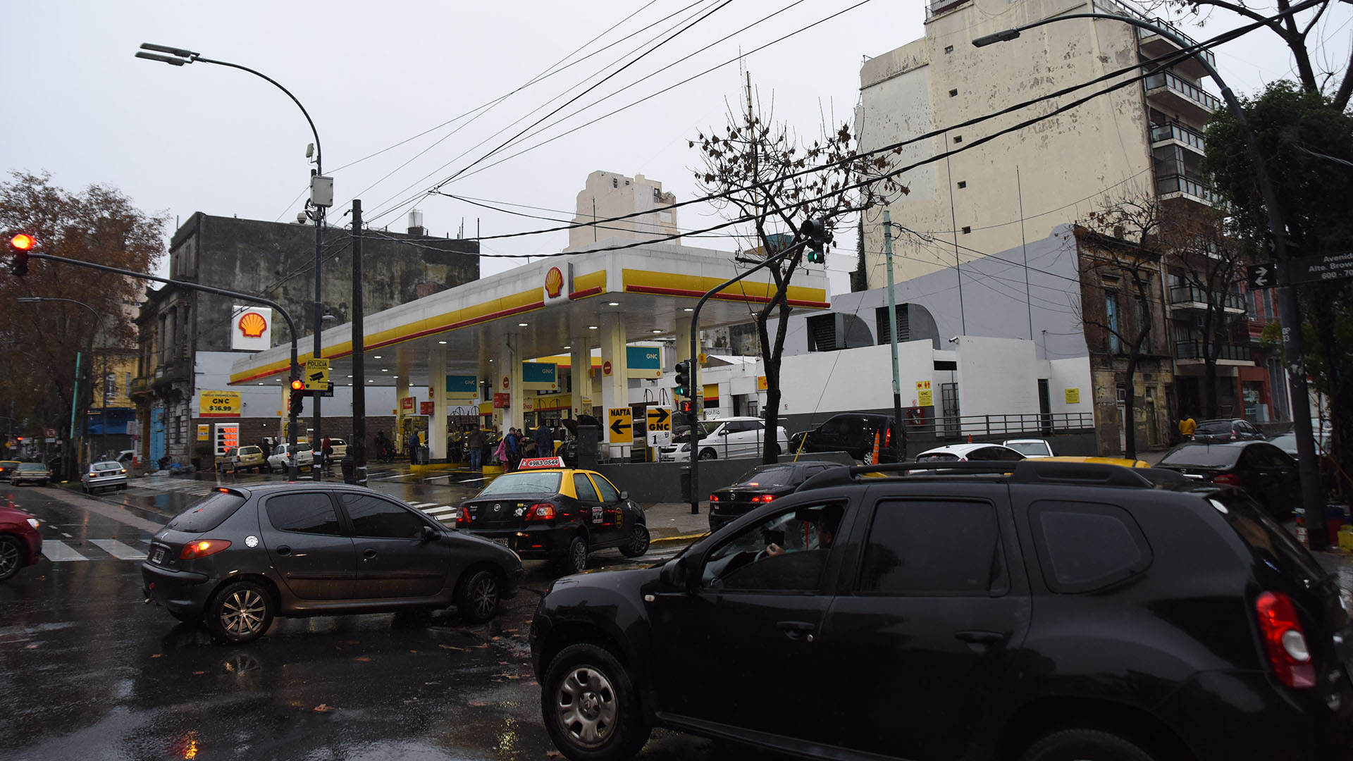 El gobierno porteño desplegó un sistema de alerta con al menos 300 oficiales en las calles para atender los problemas del corte de luz