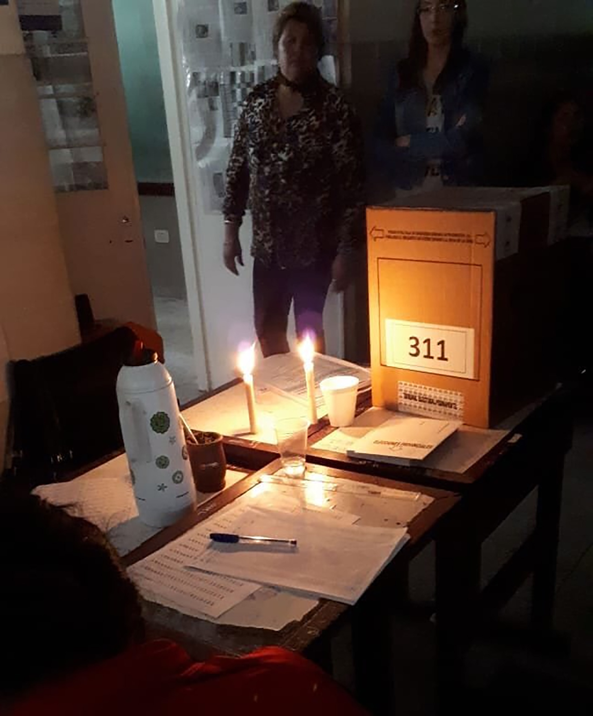 Las velas, en una mesa electoral de Santa Fe