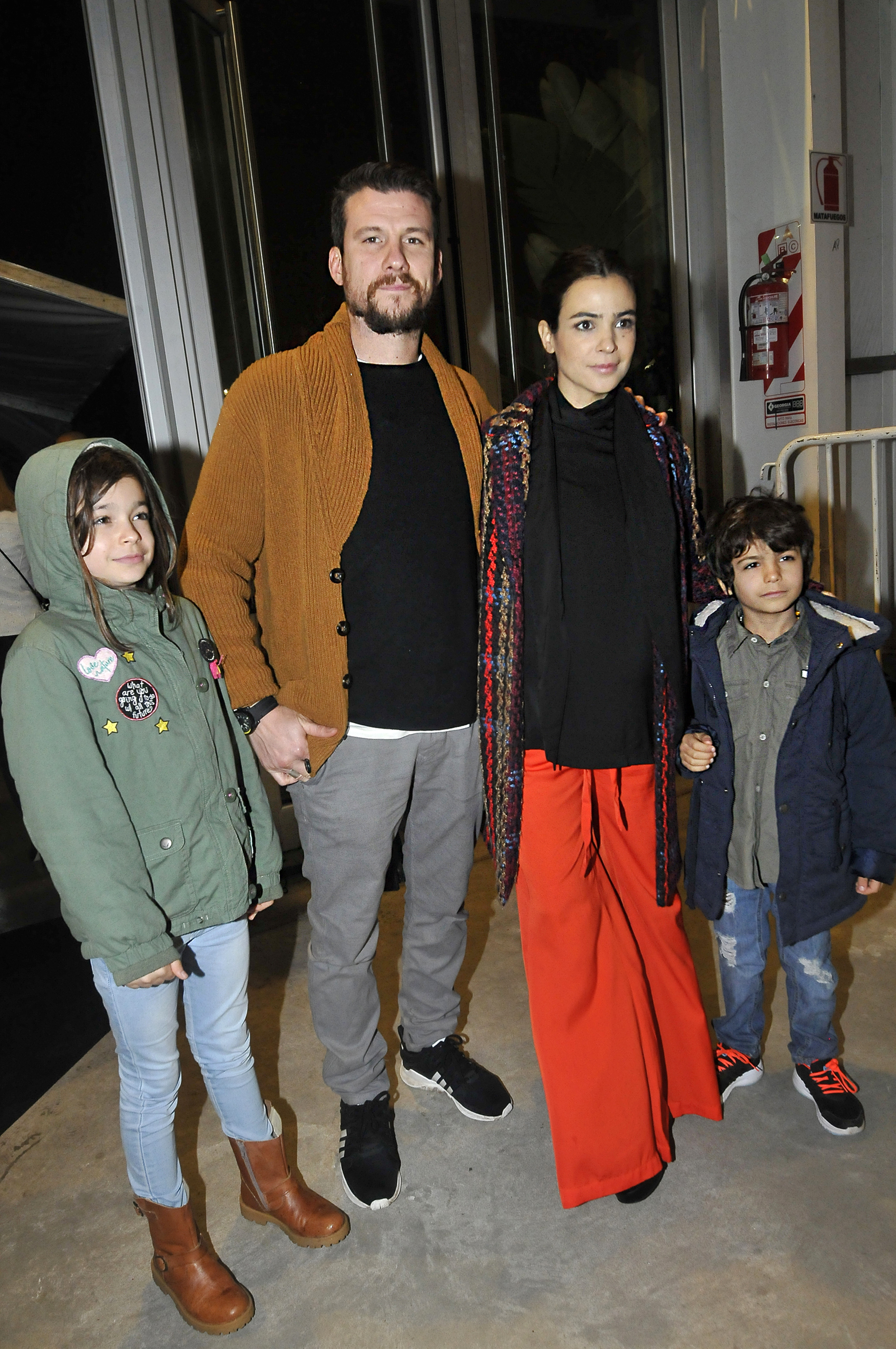 Agustina Cherri con su novio, Tomás “Pepo” Vera, y sus hijos, Muna y Nilo