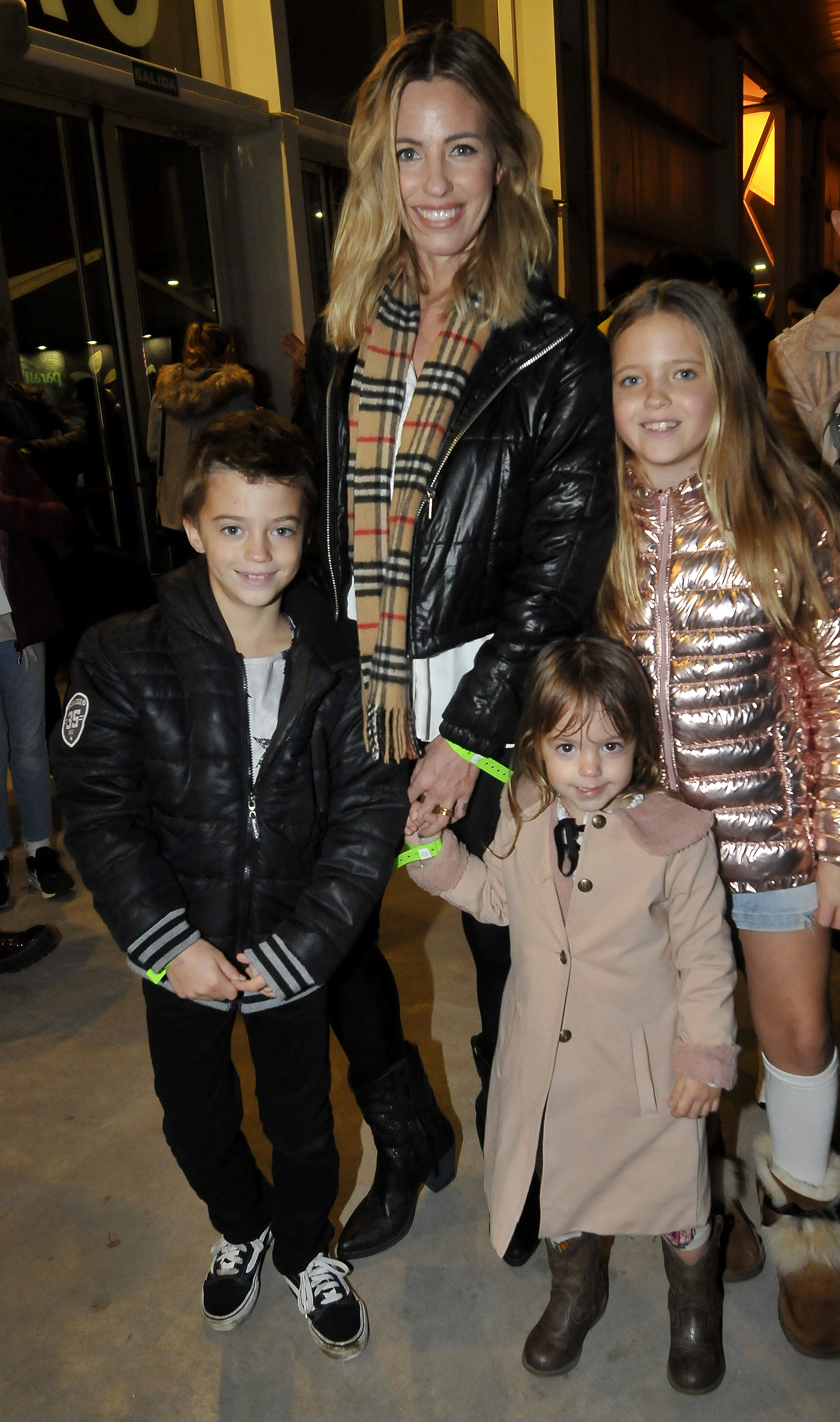 Rocío Guirao Díaz con sus pequeños Aitana, Indio y Roma