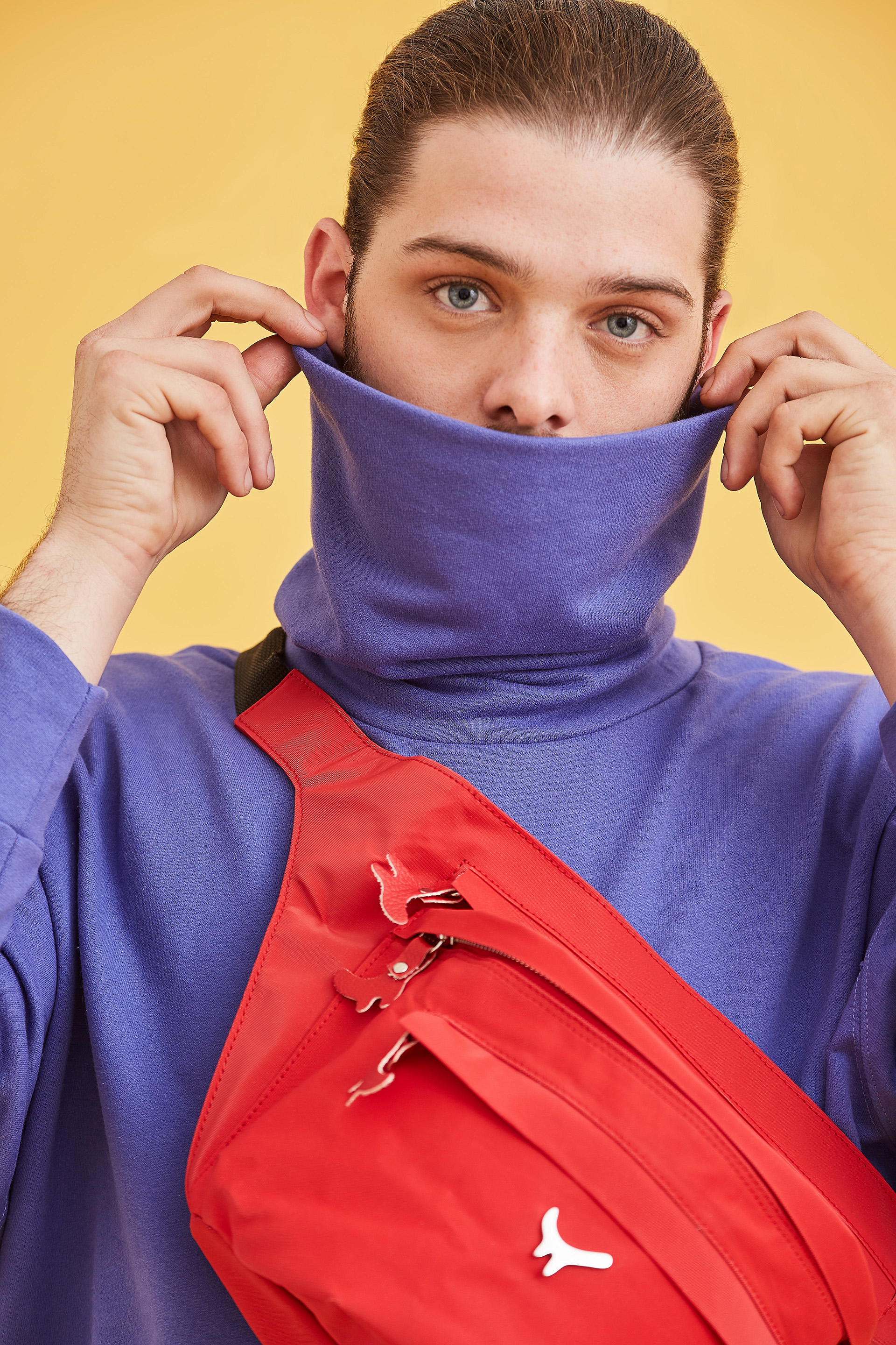 El influencer e instagrammer, Santiago Maratea también fue convocado por las diseñadoras para la campaña y lució con la riñonera XL en tela impermeable en color rojo