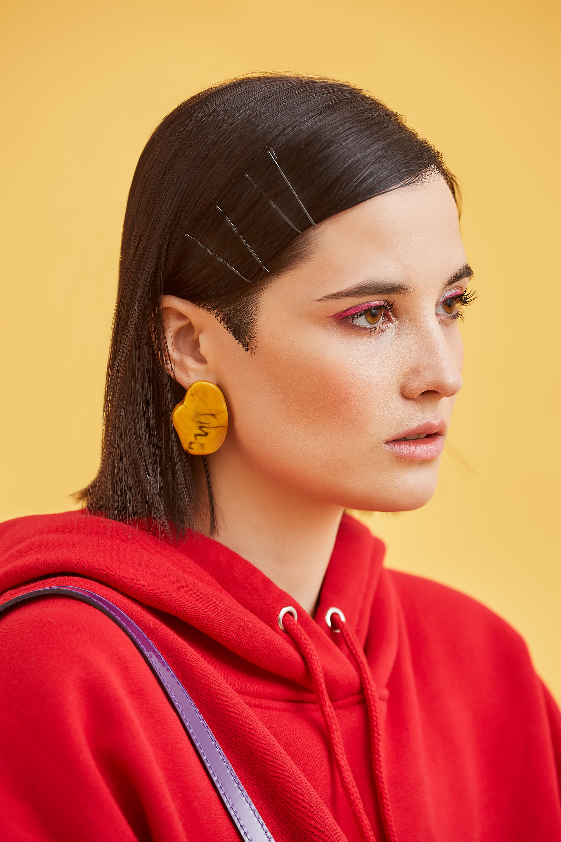 Florencia Torrente se animó a ser la imagen de Helicia, su marca de accesorios que tiene junto a Agustina Bruzón. Los aros de resina son la novedad de la colección. En color amarillo, son los protagonistas de “Revolución”, como las diseñadoras bautizaron a la temporada de invierno 2019