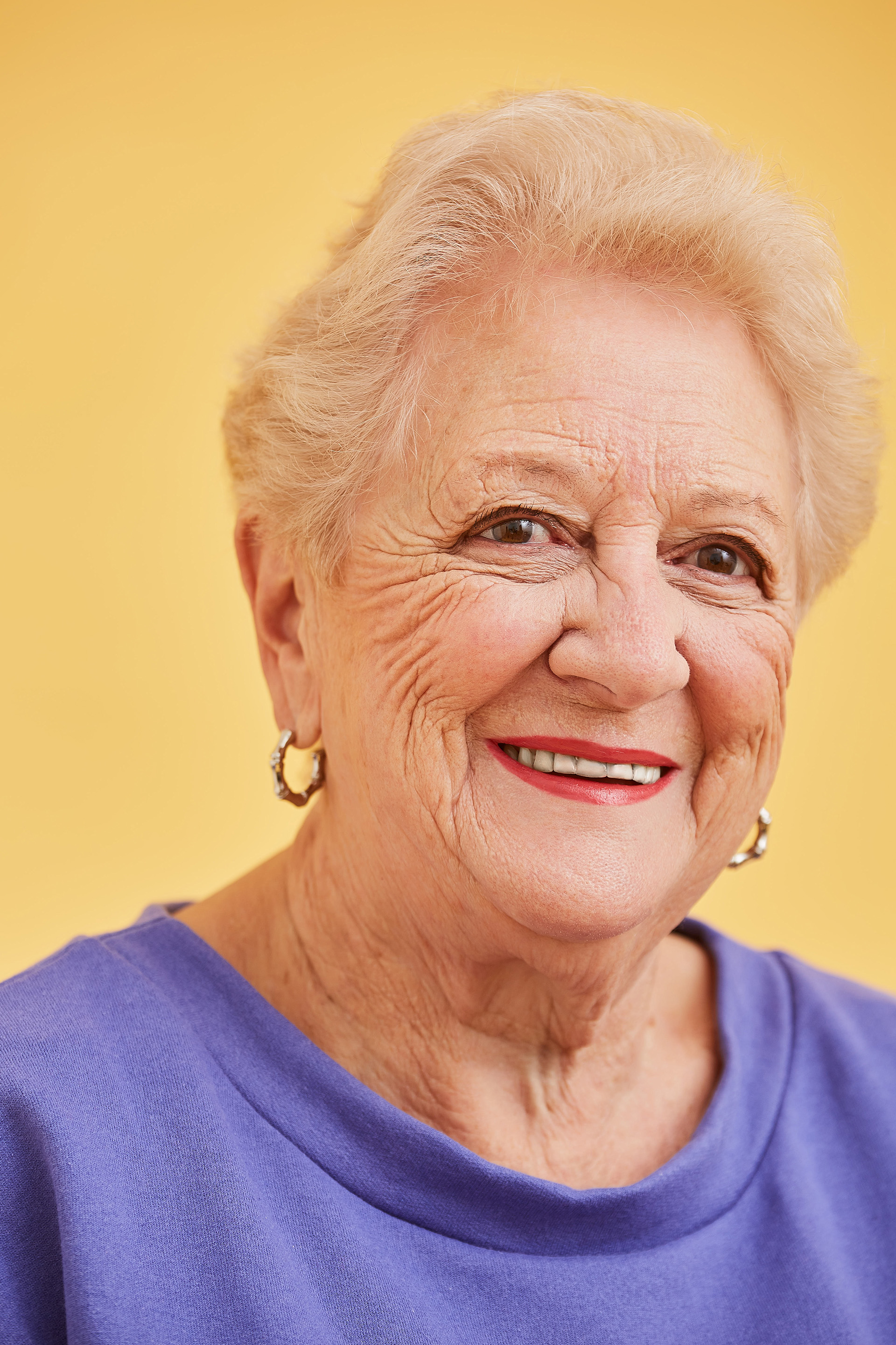 La abuela de Agustina, Cuqui participó de la campaña luciendo aros de la nueva colección. “Amamos diseñar cada temporada, es sumamente apasionante. Yo soy diseñadora y Flor es amante de la moda y el arte. Elegimos diseñar lo que nos surge más por el camino de la comodidad y eso es lo que más nos gusta”, dijo Bruzón