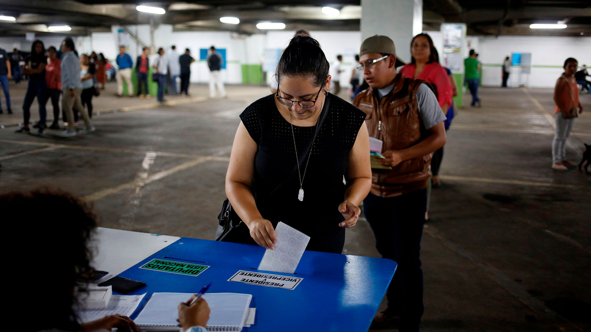 Una mujer deposita su voto durante las elecciones generales de este domingo, en Ciudad de Guatemala (EFE/ Esteban Biba)