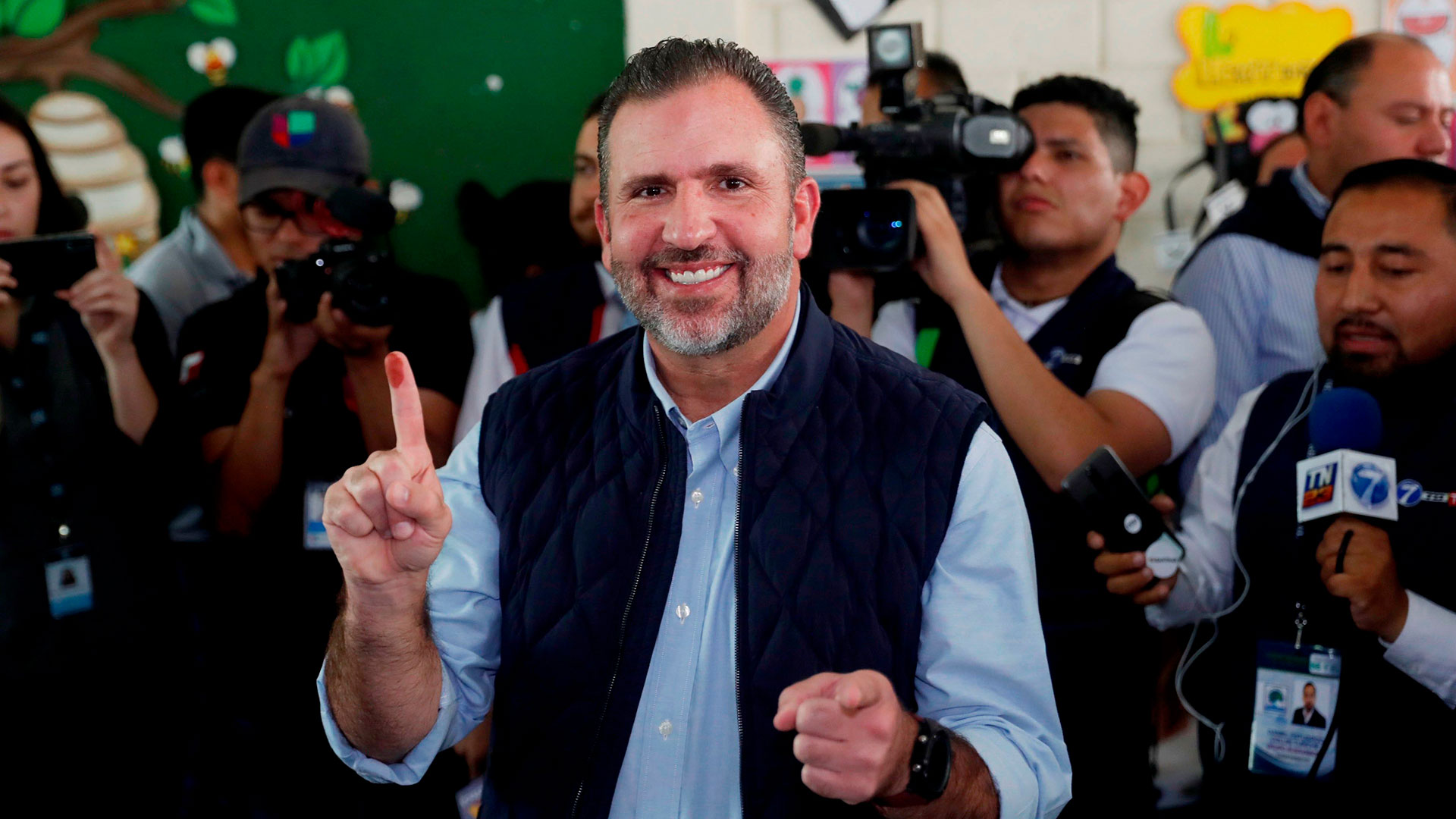 El candidato a la presidencia Roberto Arzú, hijo del expresidente Álvaro Arzú, vota en las elecciones generales este domingo, en Ciudad de Guatemala (EFE/Esteban Biba)