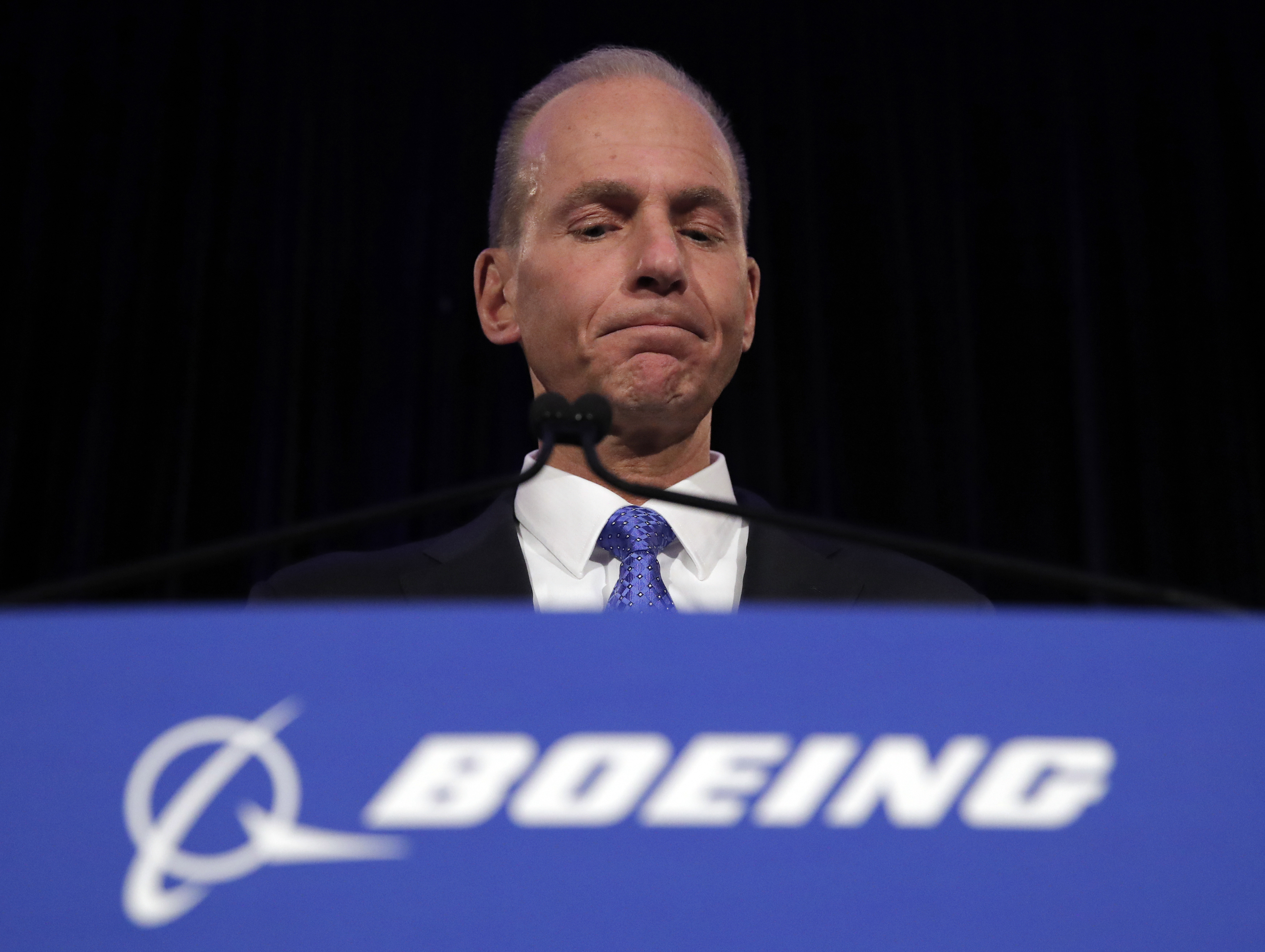 En esta imagen del lunes 29 de abril de 2019, el director ejecutivo de Boeing, Dennis Muilenburg, durante una conferencia de prensa después de la reunión anual de accionistas de la compañía en el Museo Field de Chicago. (AP Foto/Jim Young, Archivo)