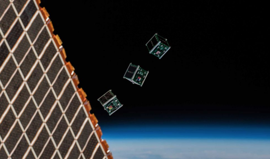 Satélites como los pequeños CubeSat —uno de ellos, el primero de Bután— podrían cubrir el planeta. (Agencia Espacial Europea)