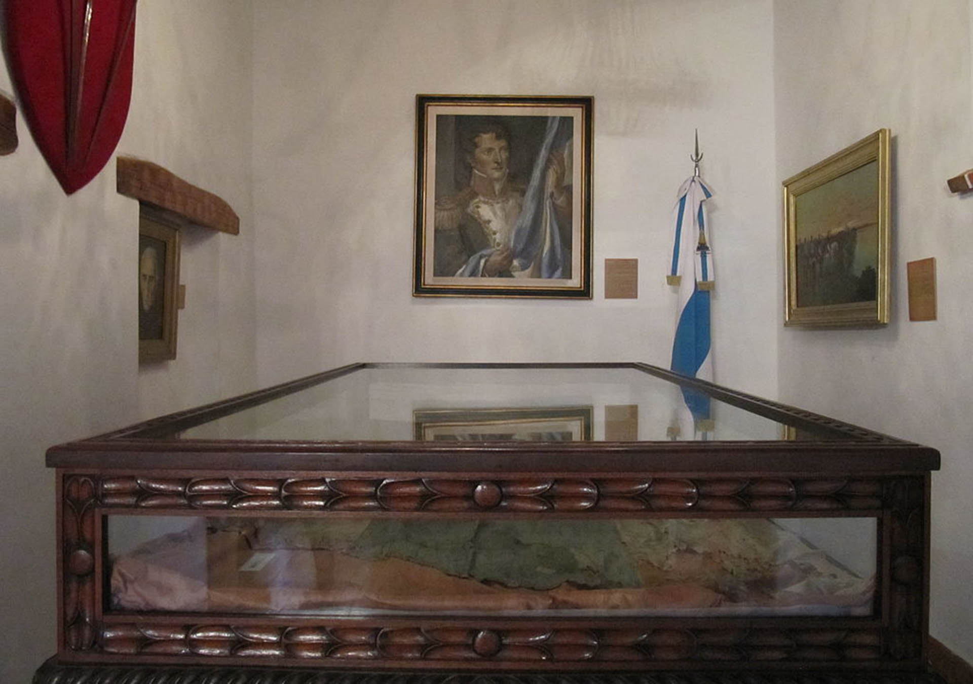 Bandera de Macha en la Casa de la Libertad, Sucre, Bolivia. Escoltada (al fondo) por la bandera de la provincia de Tucumán, Argentina, inspirada en sus colores e historia.