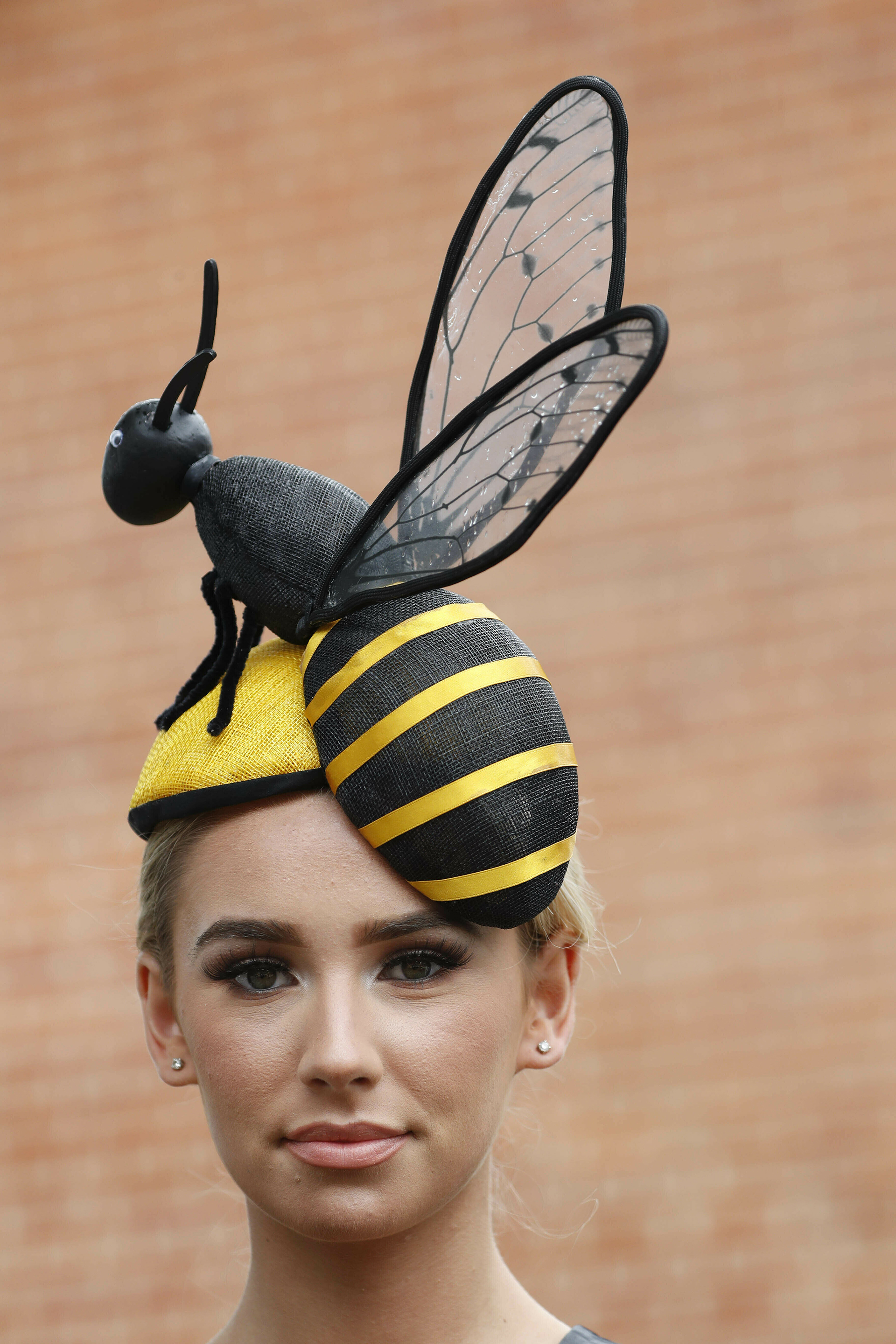 Un extravagante fascinator en forma de abeja, con alas incluida, patas y orejas incluida