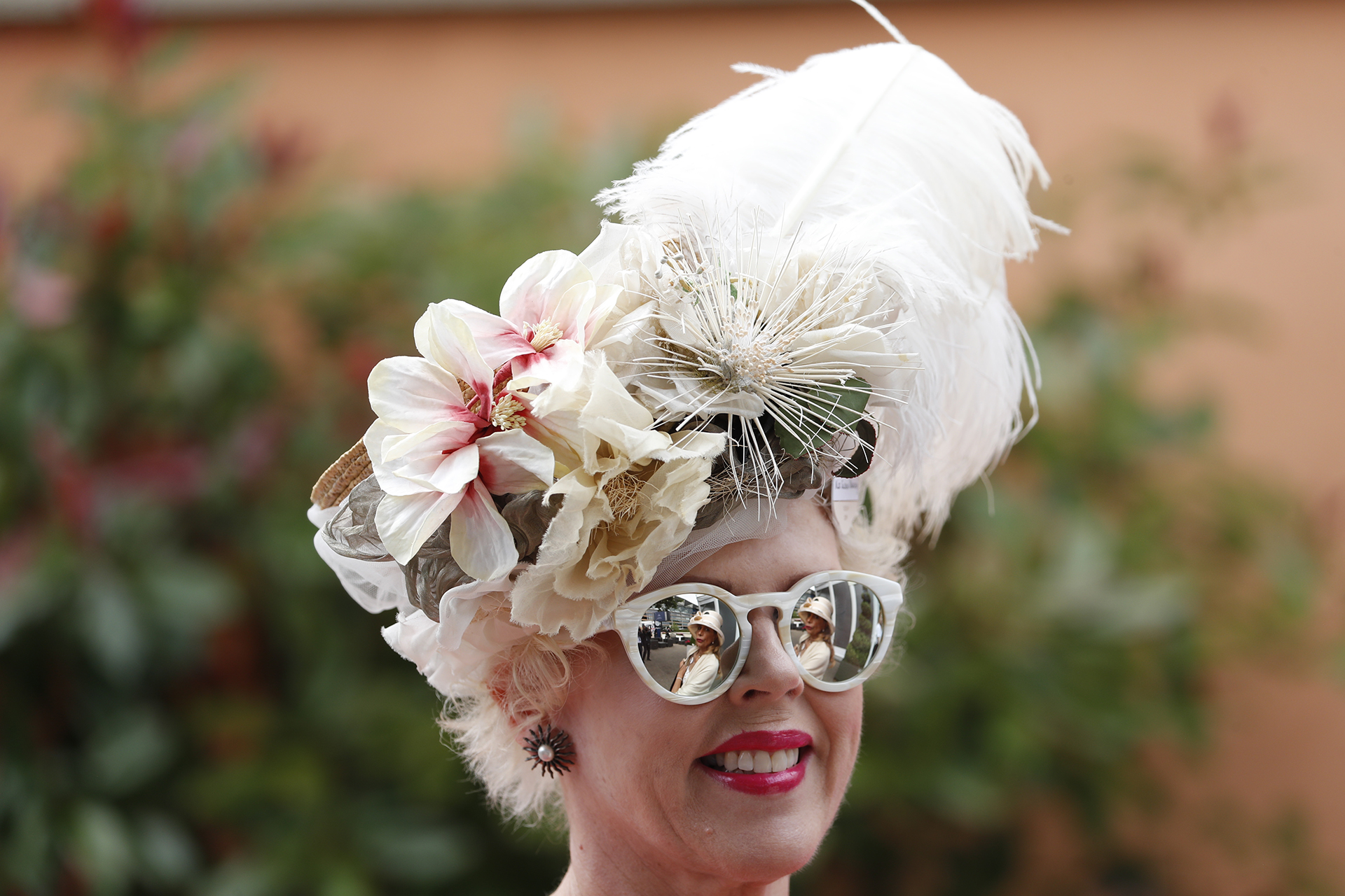 Un fascinator en plumas, combinado con flores. Un clásico para estos eventos