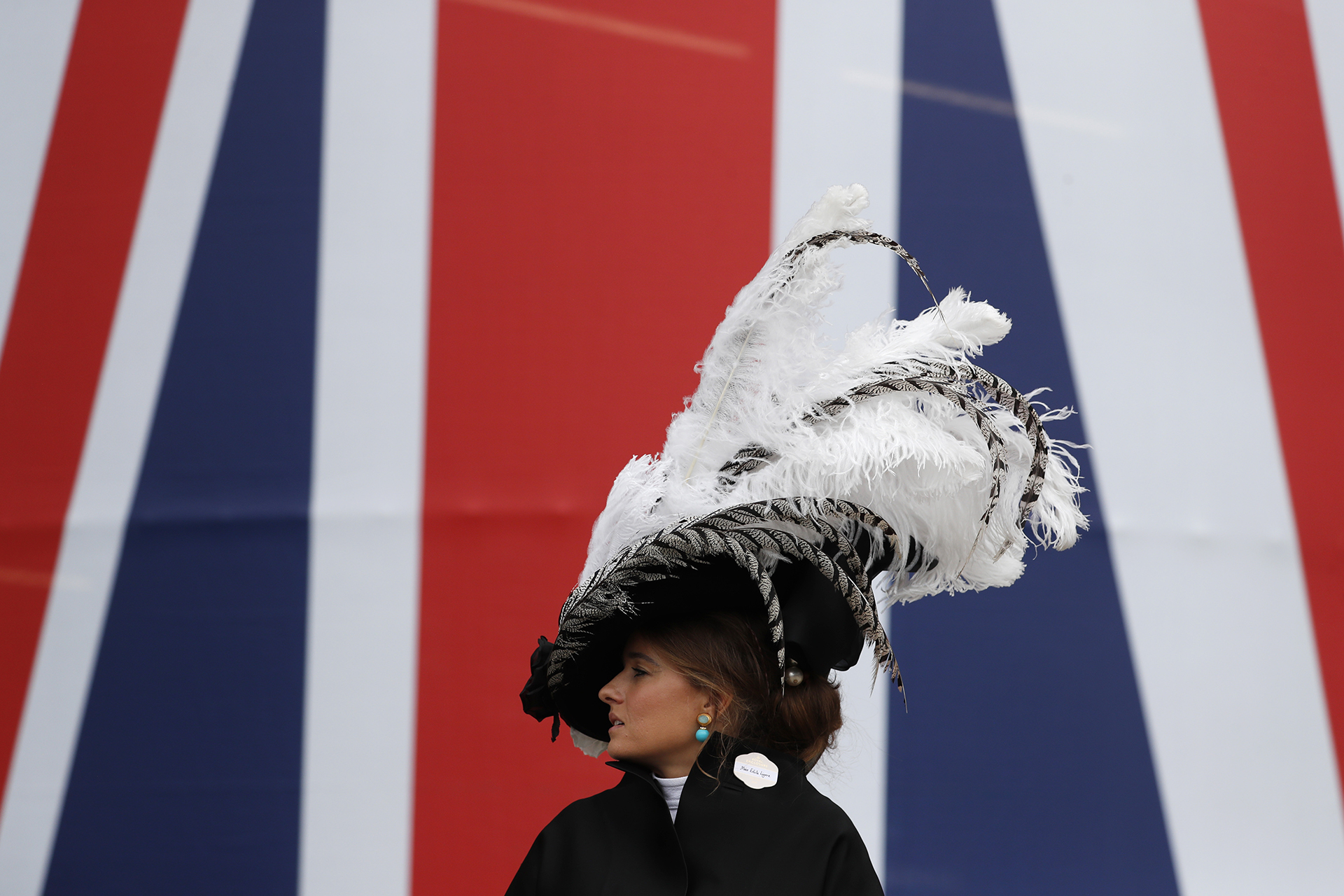 Un extravagante diseño de sombrero: con plumas blancas y mix en blanco y negro