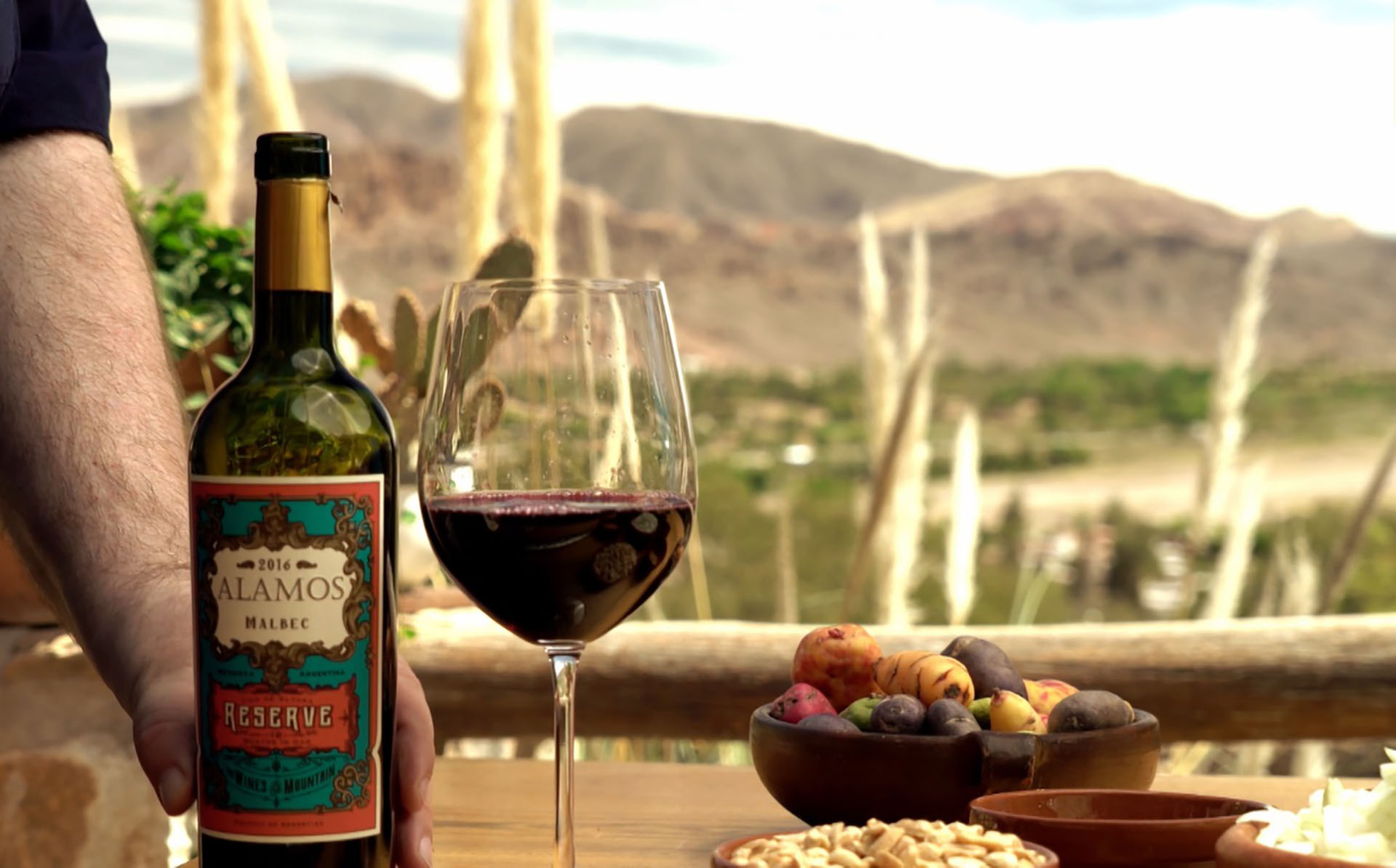 Un viaje a Tilcara para apreciar las coloridas quebradas y descubrir la  'Carapulcra', un centenario guiso andino - Infobae