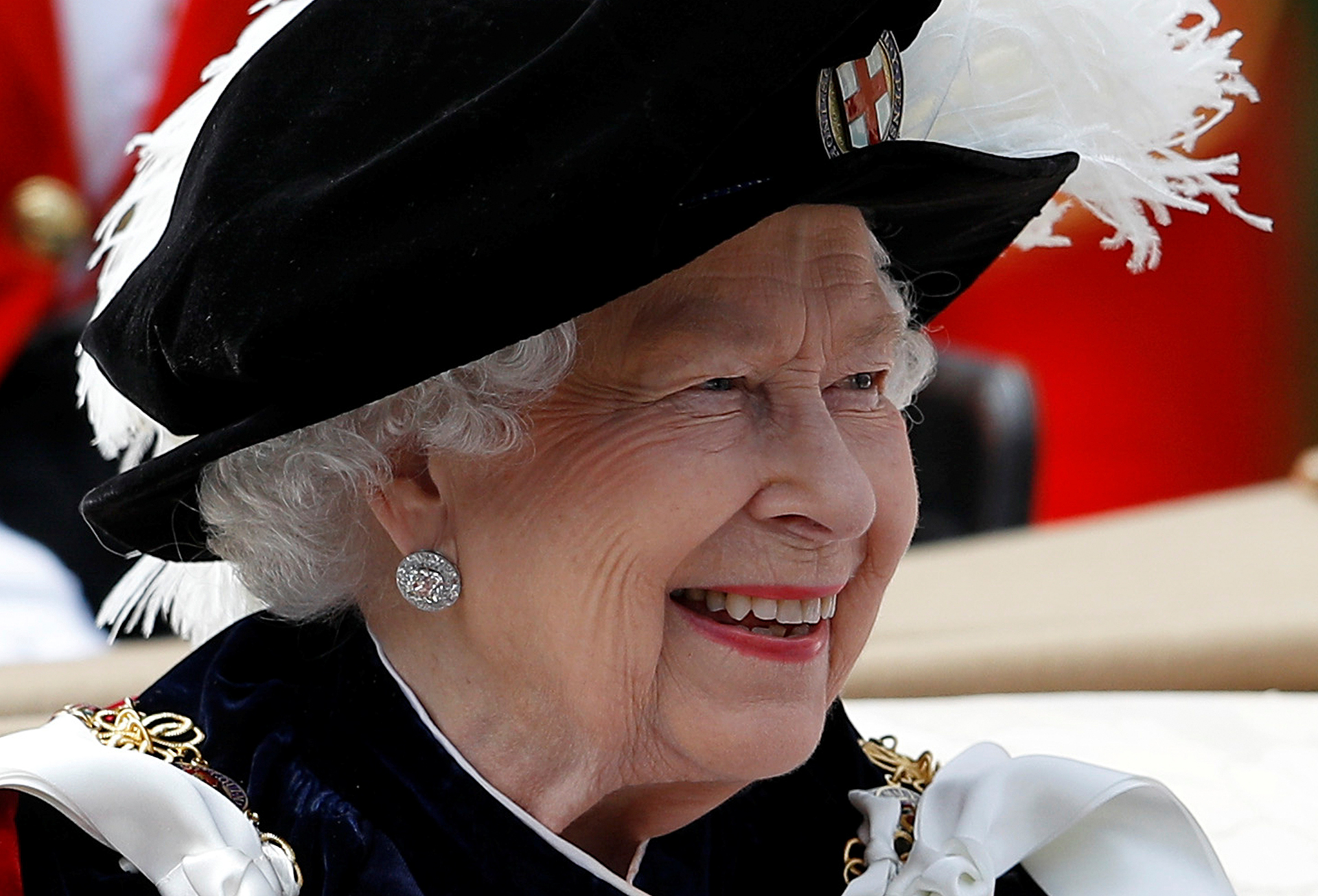 La ceremonia se llevó a cabo en el Salón del Trono del Castillo de Windsor, donde la reina Isabel II condecoró a los reyes de España y Holanda, para posteriormente ofrecer un almuerzo en su honor
