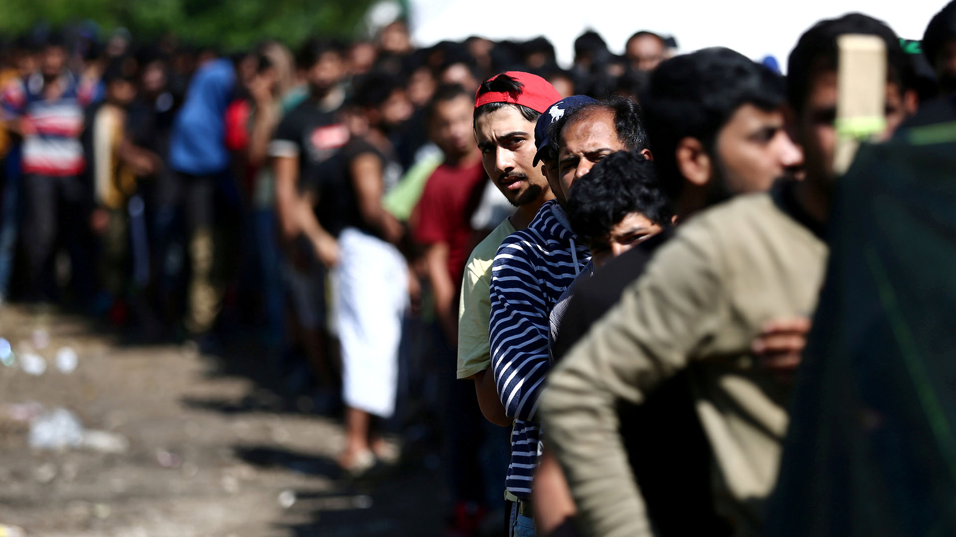 Migrantes esperan comida y ropa en el campamento de refugiados de Vucjak, en la zona de Bihac, en Bosnia y Herzegovina, el 19 de junio de 2019 (Reuters/Antonio Bronic)