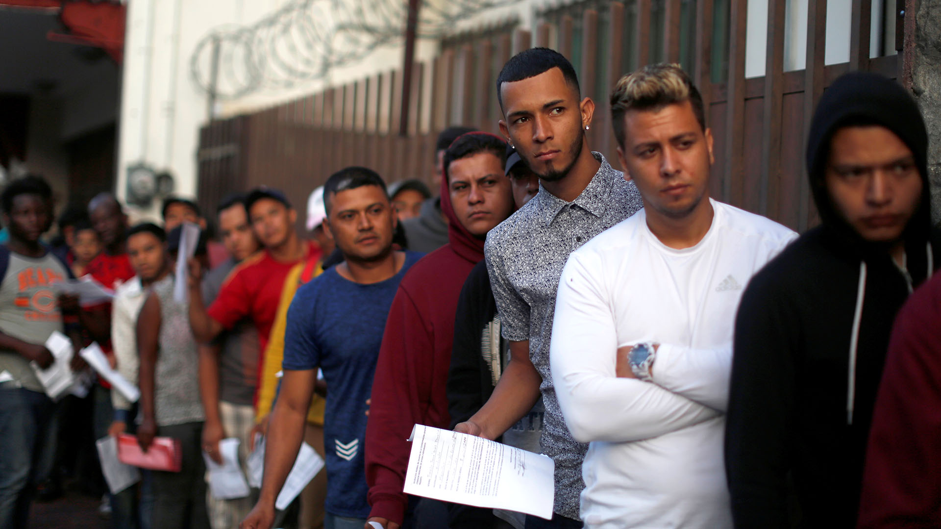 Migrantes cubanos esperan frente a la Comisión Mexicana de Asistencia al Refugiado (COMAR) en Tapachula, México, el 14 de junio de 2019 (REUTERS/Jose Cabezas)