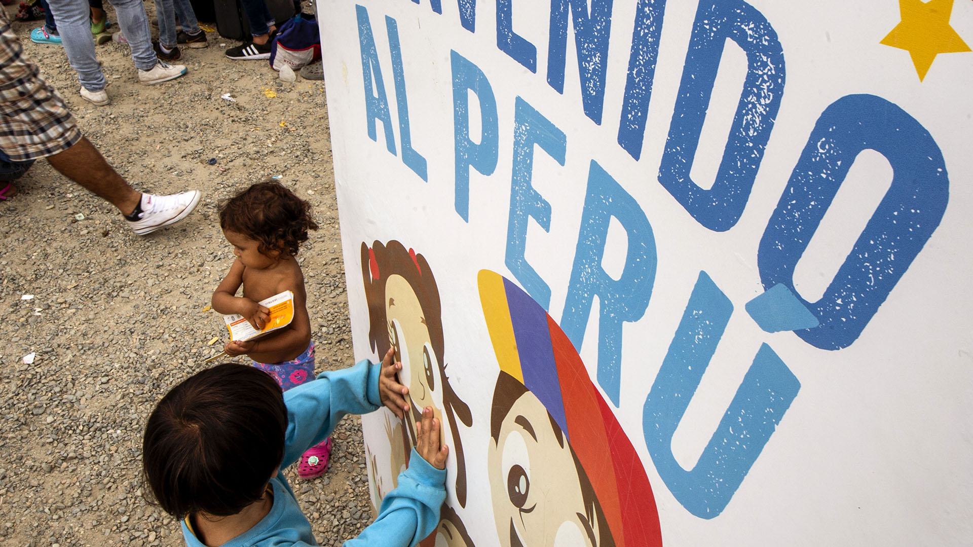 Migrantes venezolanos llegan para recibir una solicitud de refugio en el puesto fronterizo peruano del Centro Binacional de Atención Fronteriza (CEBAF) en Tumbes, Perú el 14 de junio de 2019 (Foto de Cris BOURONCLE / AFP)